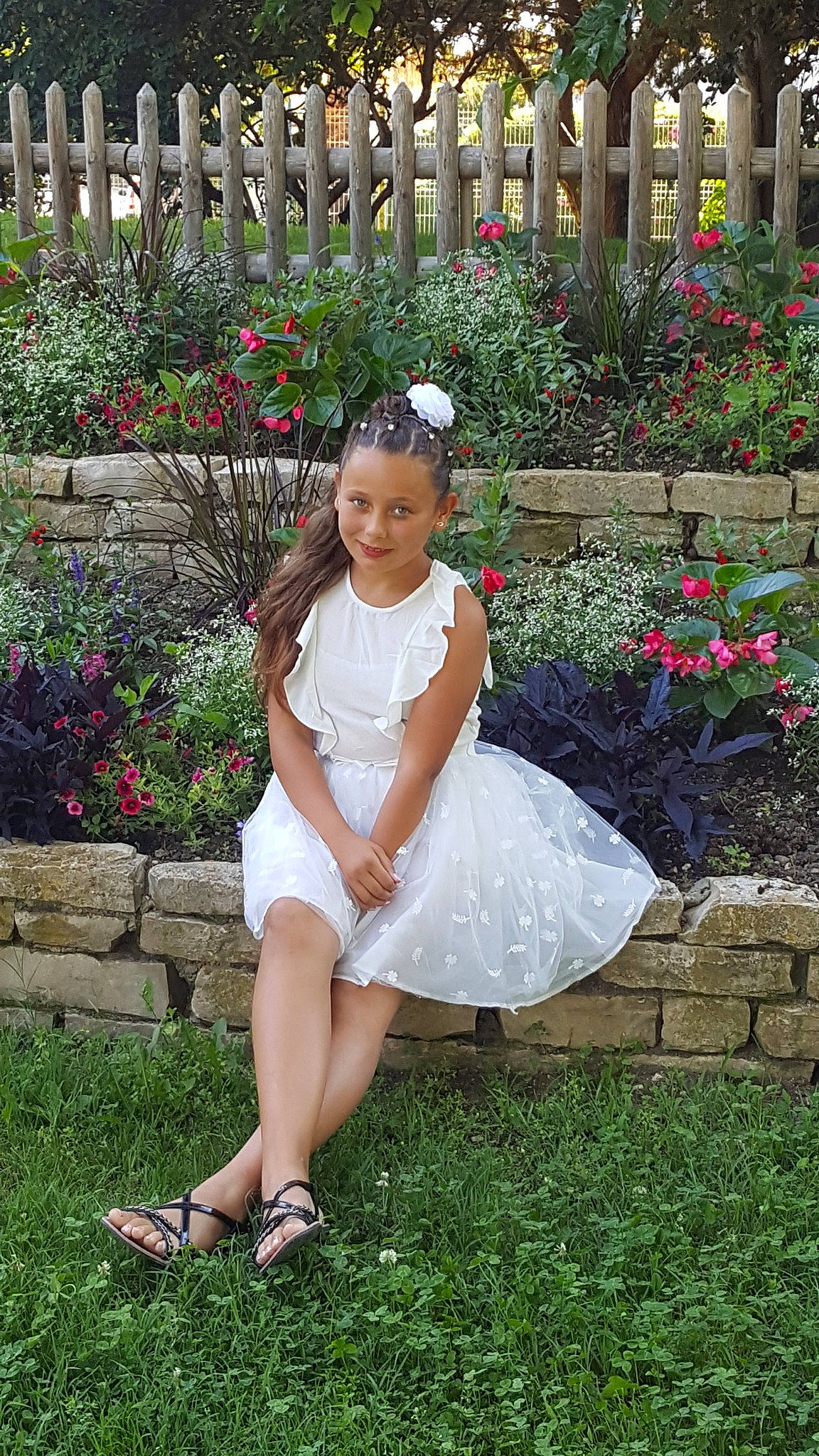 Oceane a rejoint le concours — aidez-le/la à gagner de superbes lots ! botanical_garden, botany, child, child_model, dress, flower, flower_girl, footwear, garden, grass, joy, leg, person, petal, pink, plant, shoe, sitting, spring, summer