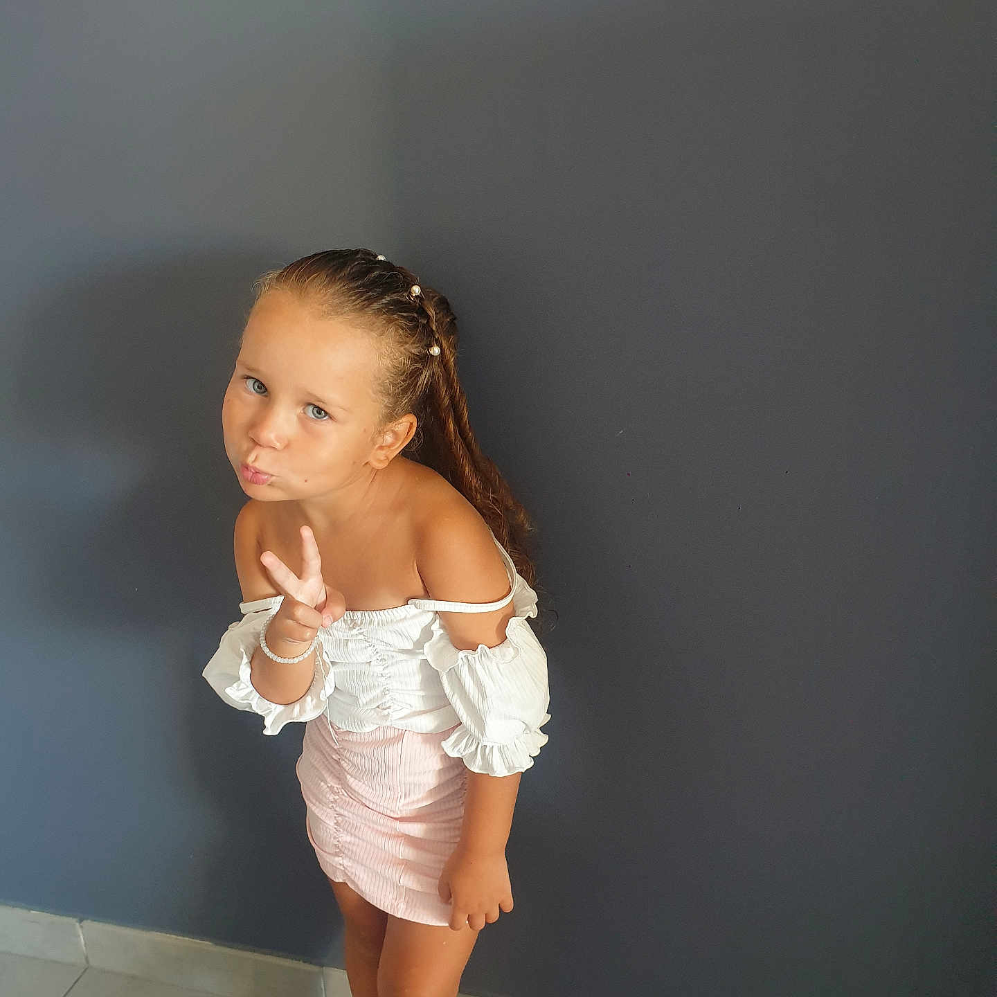 Giovanna participe au concours pour gagner de l'argent avec cette photo : blouse, bodypart, child, clothing, dress, eveningdress, face, female, finger, formalwear, girl, hand, head, longsleeve, person, photography, portrait, shorts, skirt, sleeve