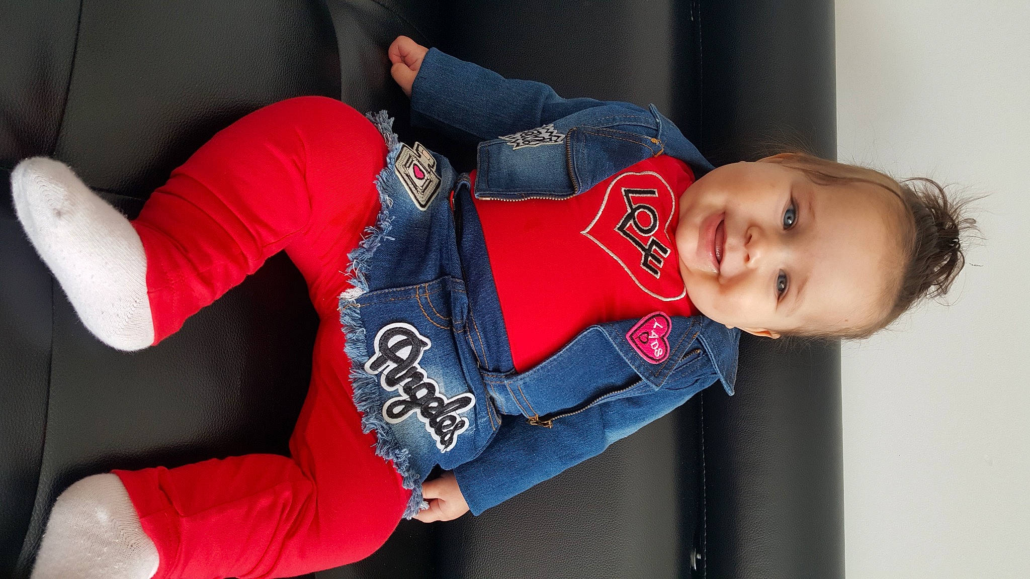 Giovanna a rejoint le concours — aidez-le/la à gagner de superbes lots ! arm, baby_toddler_clothing, child, comfort, elbow, electric_blue, flash_photography, gesture, joint, joy, knee, orange, outerwear, person, personal_protective_equipment, shoulder, sleeve, smile, sportswear, t_shirt