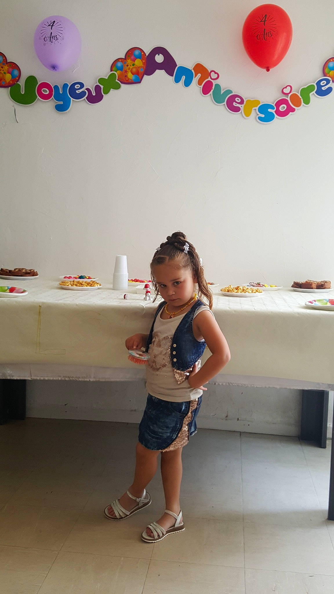 Louna a rejoint le concours — aidez-le/la à gagner de superbes lots ! balloon, birthday, child, fun, happy, party, party_supply, person, pink, play, room, standing, toddler, vacation