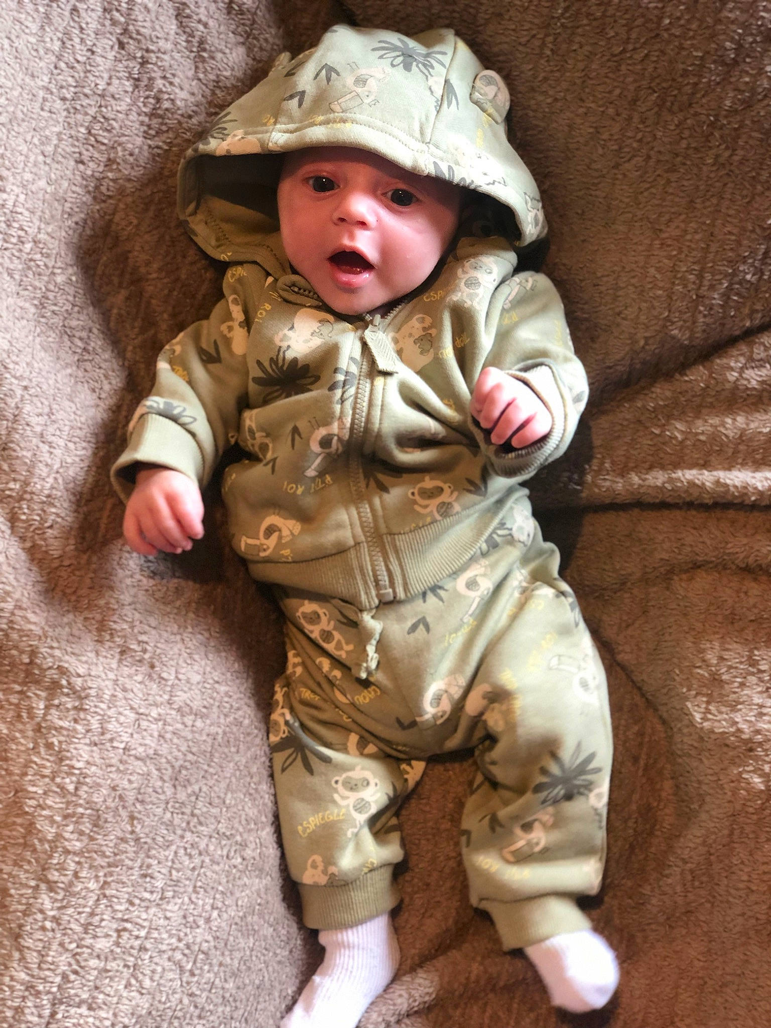 Edem participe au concours pour gagner de l'argent avec cette photo : baby, baby_toddler_clothing, camouflage, cap, cheek, child, comfort, eye, face, flooring, fur, head, headwear, linens, military_camouflage, outerwear, person, personal_protective_equipment, skin, sleeve