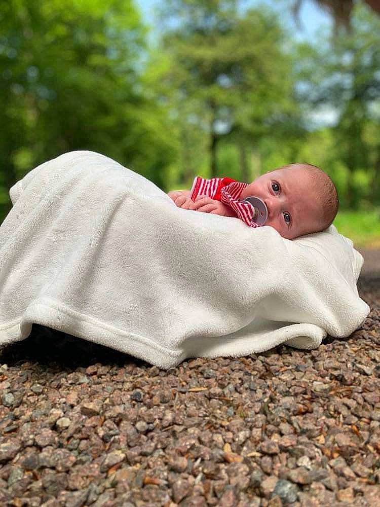 Edem participe au concours pour gagner de l'argent avec cette photo : baby, carmine, child, comfort, grass, hand, happy, human_body, human_leg, leg, leisure, linens, people_in_nature, person, plant, portrait_photography, recreation, sitting, soil, tree