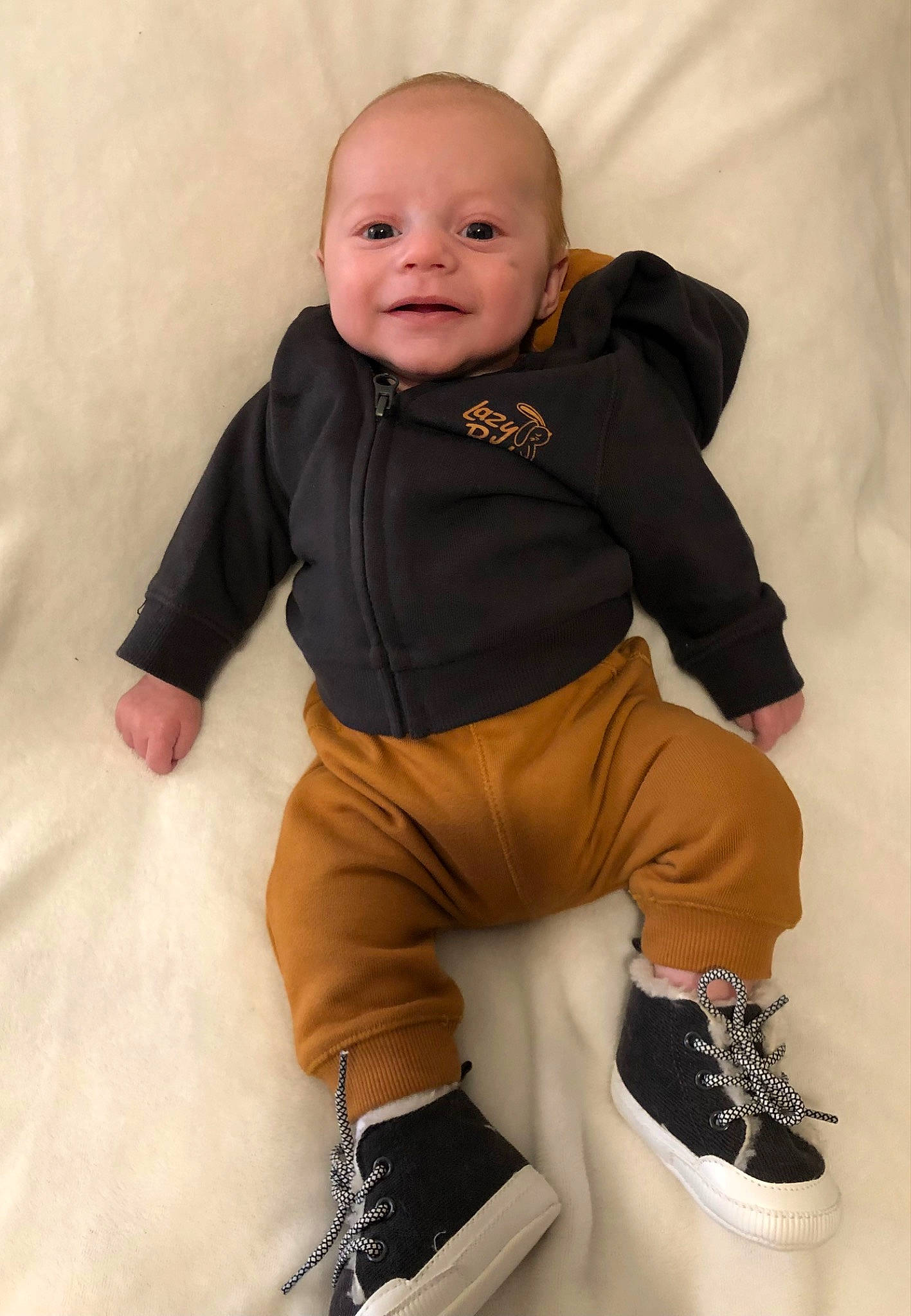 Edem a rejoint le concours — aidez-le/la à gagner de superbes lots ! arm, baby, baby_toddler_clothing, child, comfort, eye, face, flash_photography, fun, happy, head, human_body, knee, outerwear, person, sleeve, smile, sports_equipment, sportswear, t_shirt