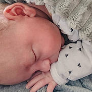 Aleck a rejoint le concours — aidez-le/la à gagner de superbes lots ! baby, sleeping, blanket, soft, cozy, infant, hand, face, skin, cute, child, rest, comfort, warm, closeup, head, nap, fuzzy, clothing, indoor