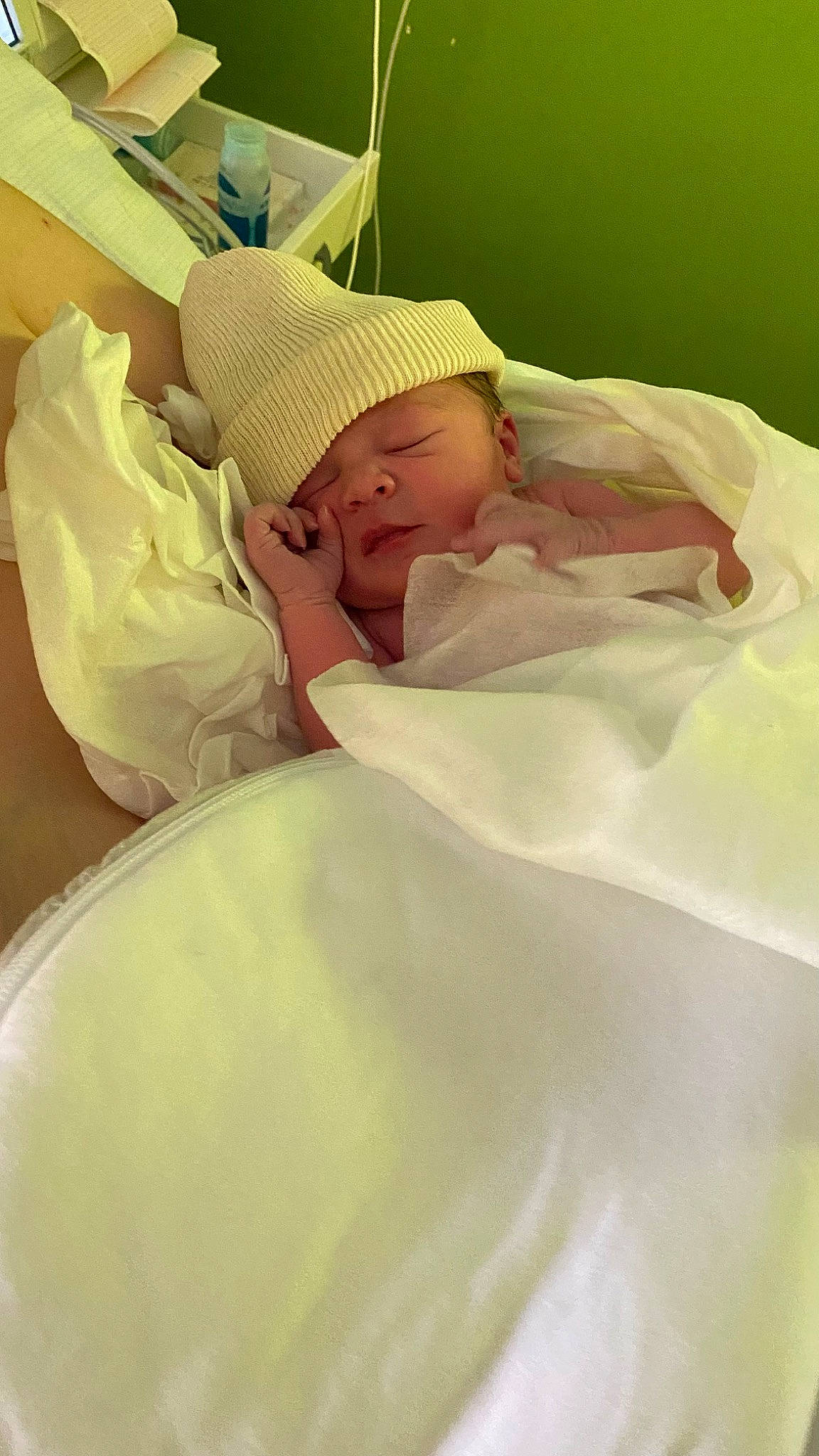 Agathe participe au concours pour gagner de l'argent avec cette photo : baby, baby_safety, baby_sleeping, bedding, bedtime, blanket, child, childbirth, comfort, event, headwear, hospital, linens, medical, nap, peach, person, room, service, sleep