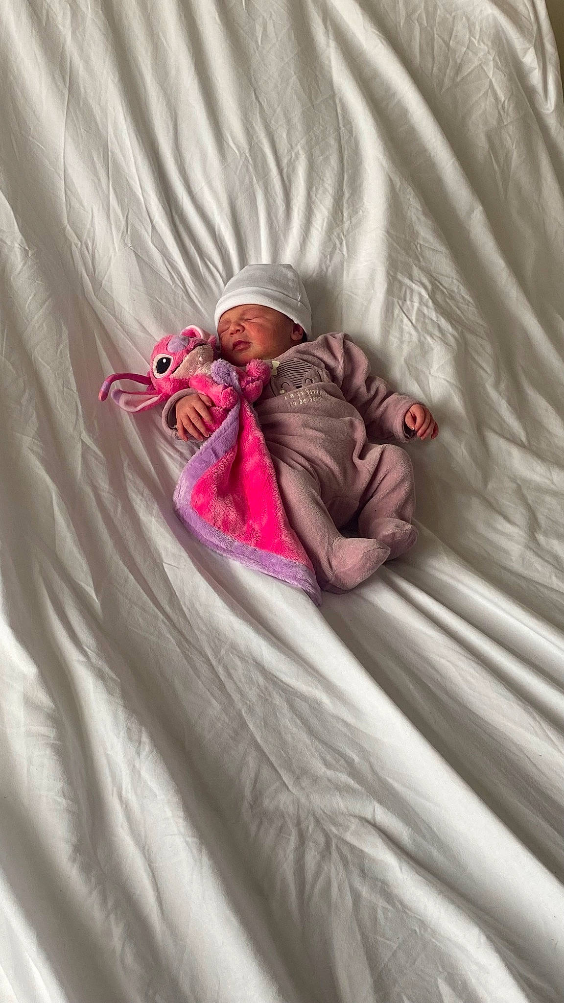 Agathe participe au concours pour gagner de l'argent avec cette photo : baby, baby_products, baby_toddler_clothing, bed, bed_sheet, bedding, carmine, child, comfort, fun, headwear, linens, magenta, person, pink, recreation, room, sitting, sleeve, textile