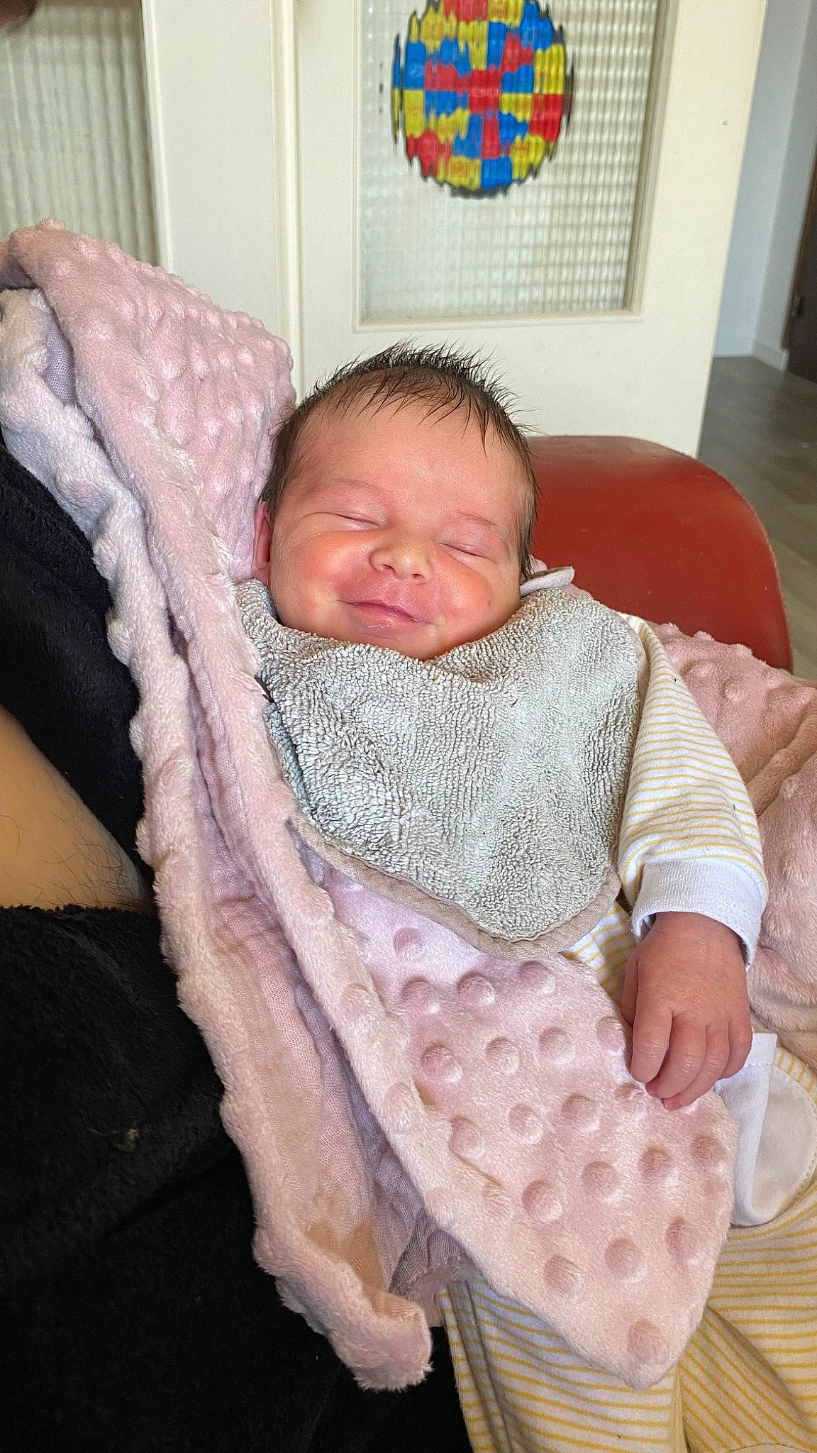 Agathe a rejoint le concours — aidez-le/la à gagner de superbes lots ! baby, baby_products, baby_sleeping, baby_toddler_clothing, cheek, child, comfort, facial_expression, head, lap, linens, person, pink, room, sitting, sleeve, textile, toddler, window_blind, wool