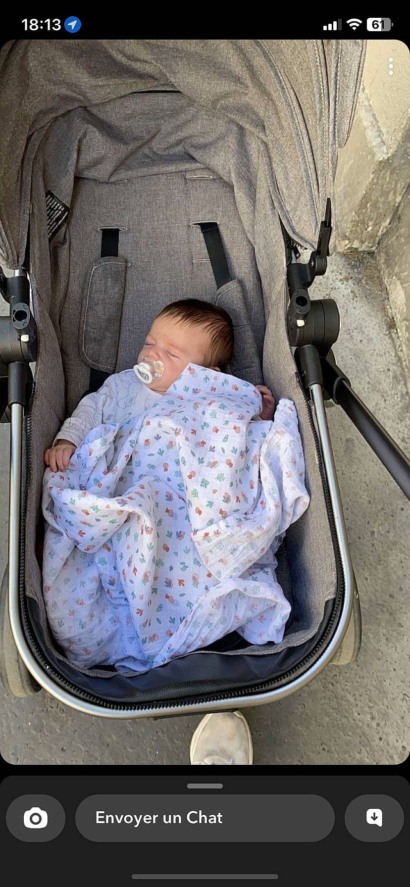 Agathe a rejoint le concours — aidez-le/la à gagner de superbes lots ! auto_part, baby, baby_carriage, baby_products, baby_safety, baby_toddler_clothing, car_seat, child, circle, comfort, infant_bed, military_camouflage, pattern, person, sitting, toddler