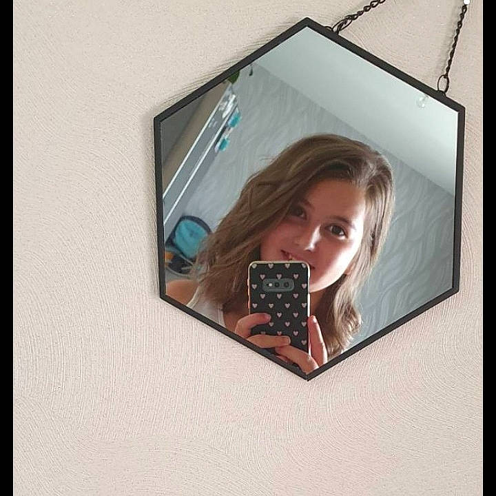 Audrine participe au concours pour gagner de l'argent avec cette photo : art, beauty, brown_hair, eye, eyelash, interior_design, person, photography, picture_frame, portrait, room, selfie