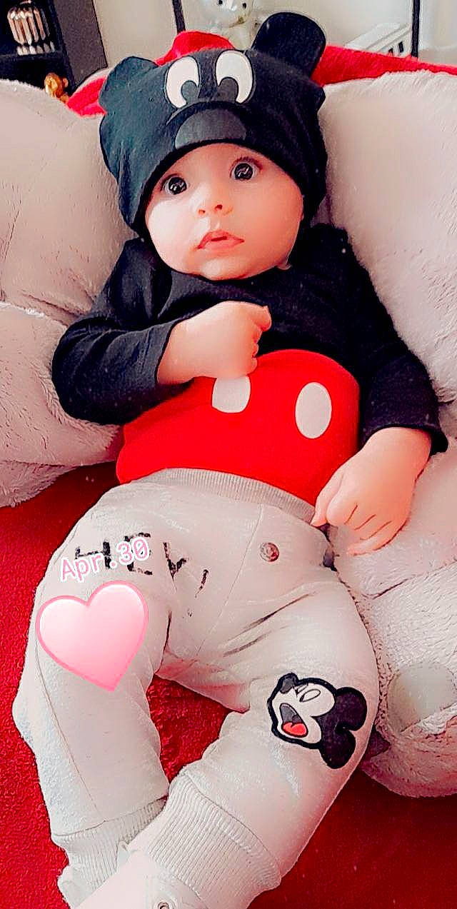 Timao a rejoint le concours — aidez-le/la à gagner de superbes lots ! baby_toddler_clothing, beauty, carmine, child, doll, fashion_accessory, happy, headwear, human_leg, knee, lip, pattern, person, pink, red, sitting, skin, sleeve, thigh, toddler