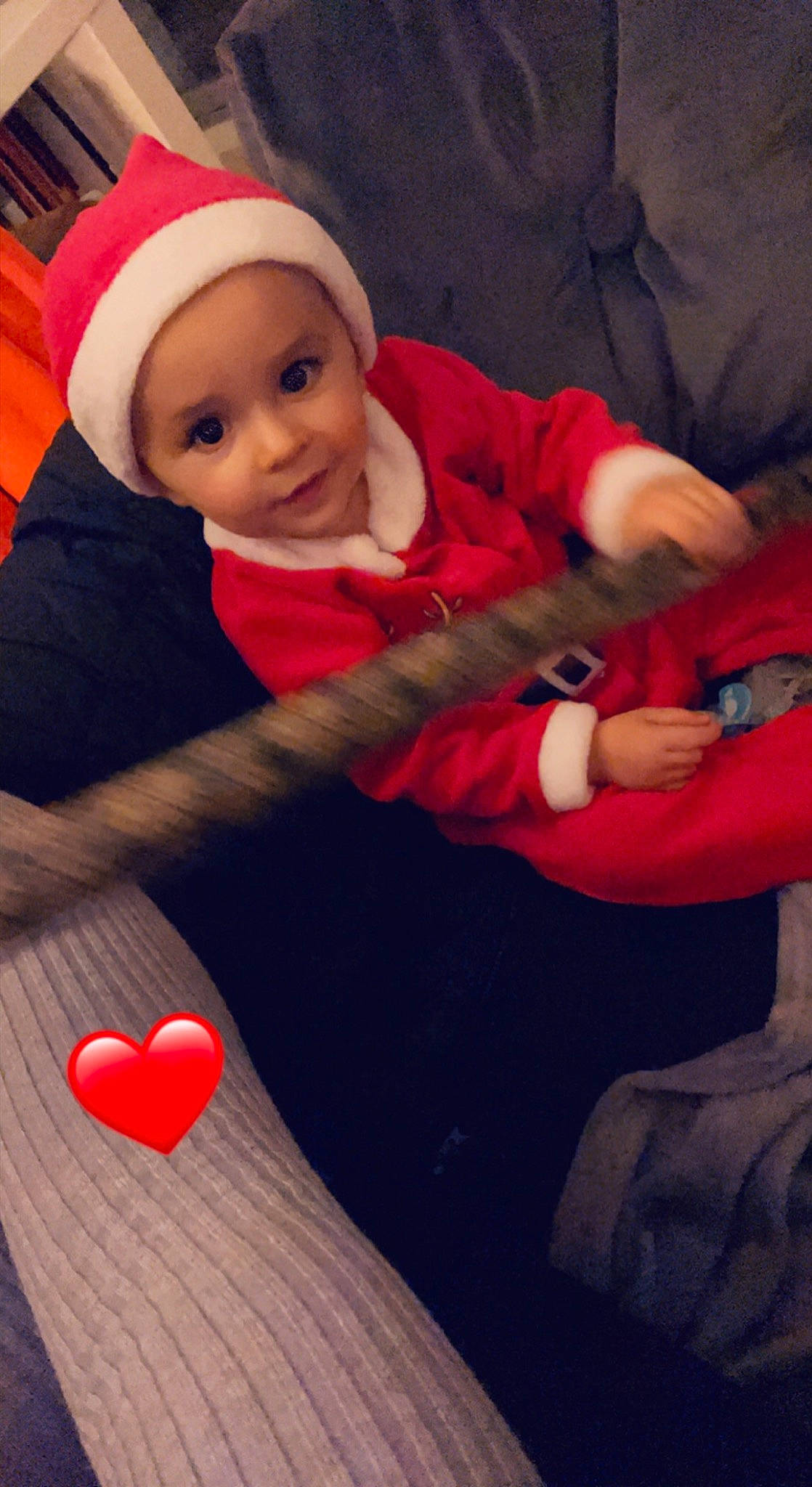 Timao a rejoint le concours — aidez-le/la à gagner de superbes lots ! baby, baby_toddler_clothing, child, christmas, christmas_eve, comfort, event, finger, fun, happy, headwear, holiday, lap, organ, person, red, santa_claus, smile, textile, toddler