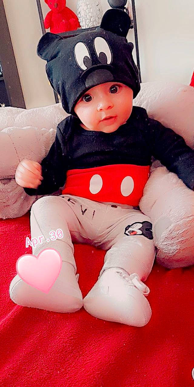 Timao a rejoint le concours — aidez-le/la à gagner de superbes lots ! baby, baby_toddler_clothing, baseball_cap, cap, child, costume_hat, happy, hat, headwear, human_leg, knee, leg, pattern, person, pink, sitting, sleeve, sock, textile, thigh