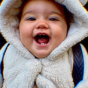 Gina a rejoint le concours — aidez-le/la à gagner de superbes lots ! baby, child, smiling, happy, hood, jacket, fur, cute, portrait, face, teeth, closeup, warm_clothing, infant, person, outdoor, expression, joy, fun, small