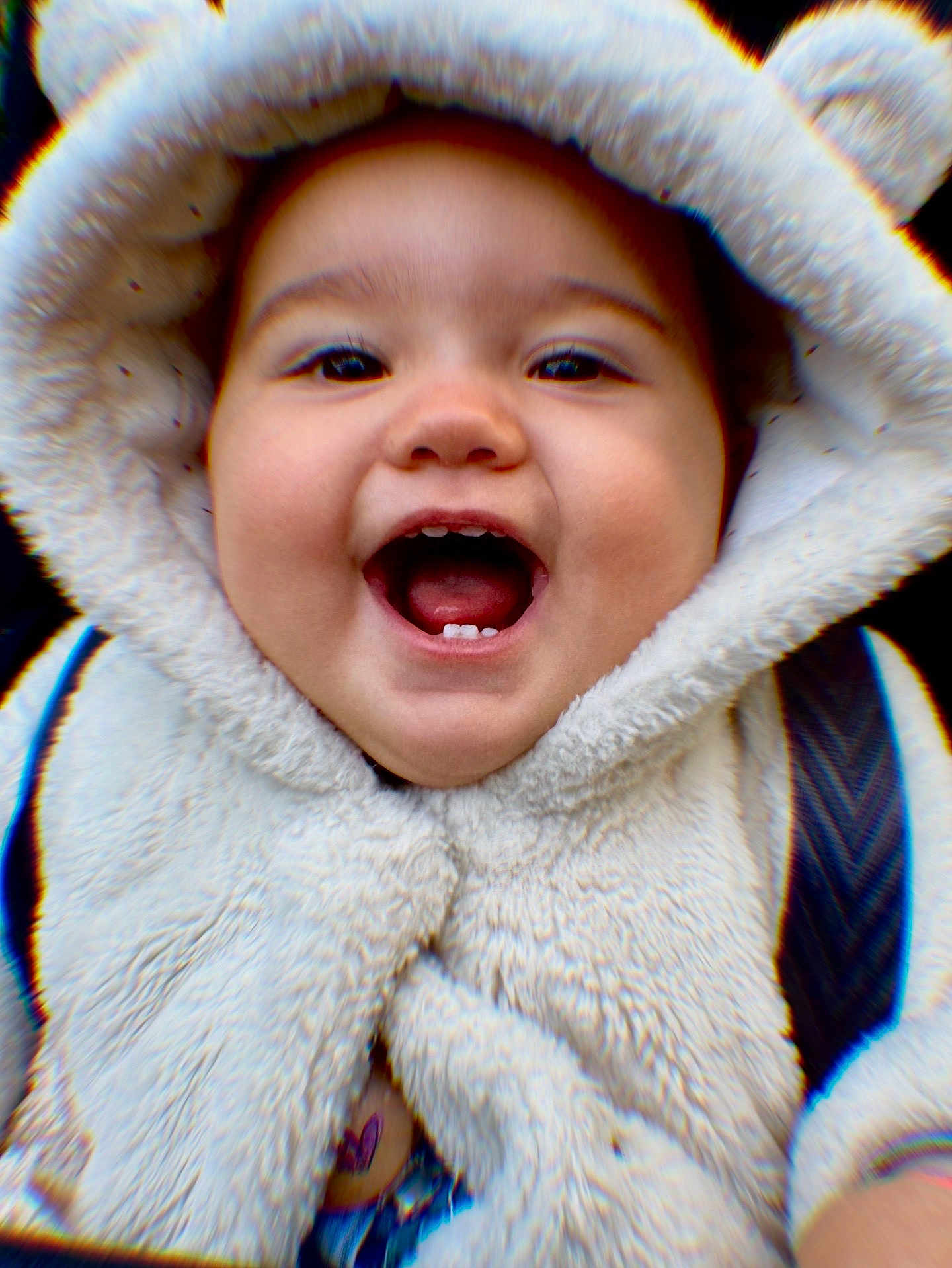 Gina a rejoint le concours — aidez-le/la à gagner de superbes lots ! baby, child, smiling, happy, hood, jacket, fur, cute, portrait, face, teeth, closeup, warm_clothing, infant, person, outdoor, expression, joy, fun, small