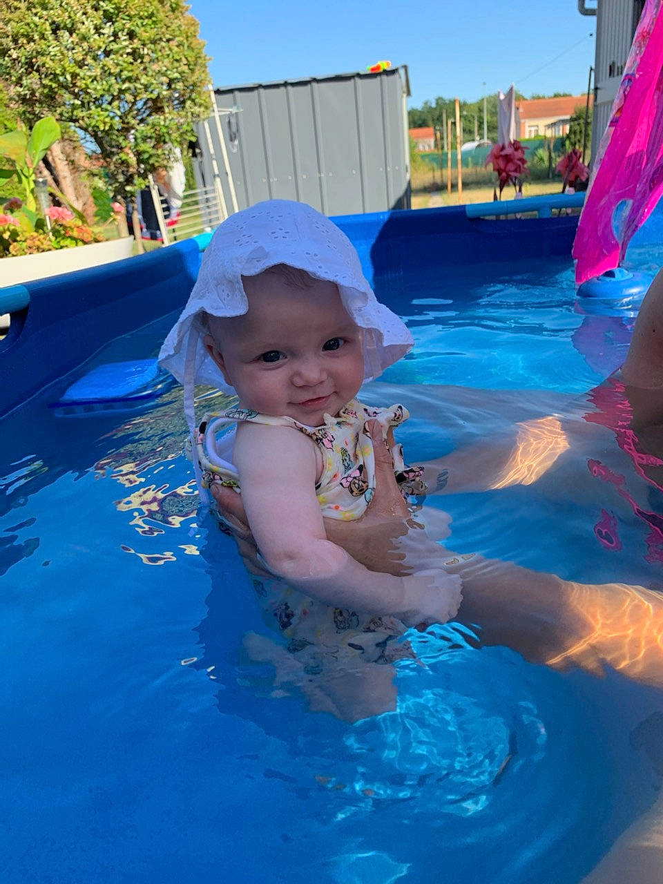 Andrea a rejoint le concours — aidez-le/la à gagner de superbes lots ! baby, blue, child, fun, games, headwear, leisure, leisure_centre, person, play, recreation, smile, summer, swimming, swimming_pool, toddler, vacation, water, water_park