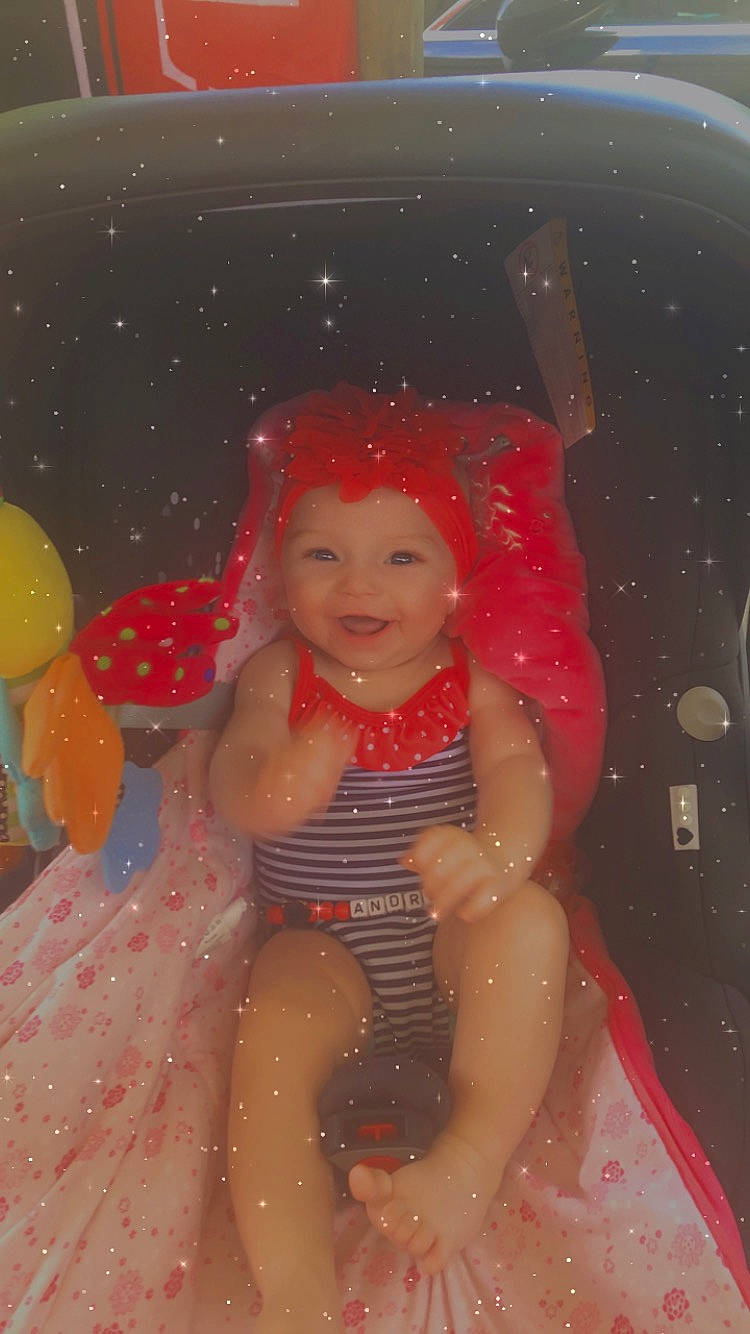Andrea a rejoint le concours — aidez-le/la à gagner de superbes lots ! baby, bathing, cheek, child, fun, headwear, joy, person, pink, play, red, skin, smile, toddler