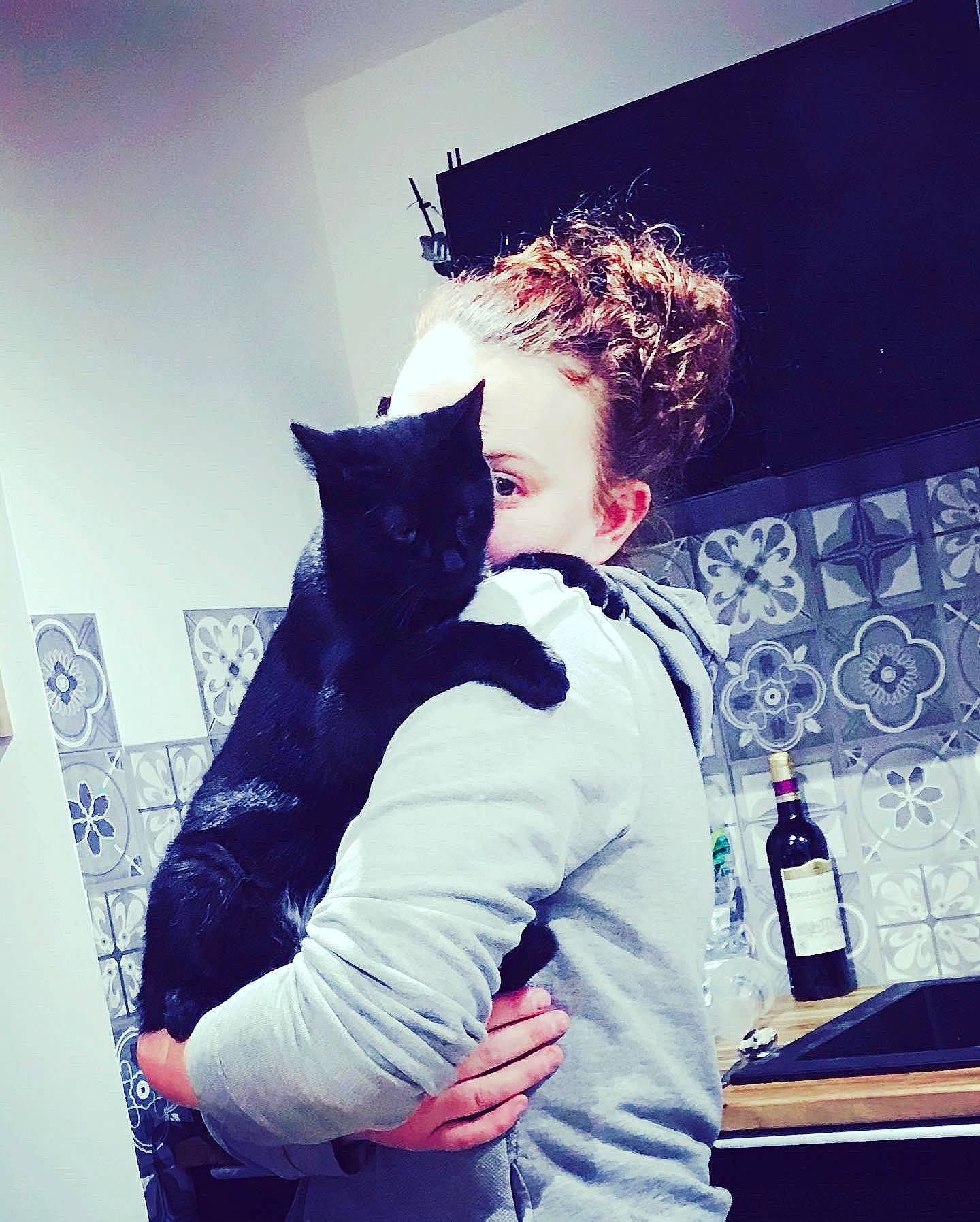 Neo participe au concours pour gagner de l'argent avec cette photo : black_hair, carnivore, cat, cool, electric_blue, felidae, flash_photography, formal_wear, gesture, happy, magenta, outerwear, selfie, sleeve, small_to_medium_sized_cats, street_fashion, style, t_shirt, water_bottle, whiskers