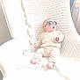 élyo a rejoint le concours — aidez-le/la à gagner de superbes lots ! baby, sunglasses, blanket, chair, infant, clothing, cozy, cute, indoor, portrait, relaxing, soft, texture, young_child, fashion, comfortable, seat, expression, light, adorable