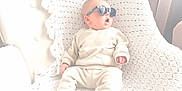 élyo participe au concours pour gagner de l'argent avec cette photo : baby, sunglasses, blanket, chair, crochet, cozy, child, indoors, light, window, cute, fashion, relaxing, infant, soft_light, comfortable, portrait, expression, home, furniture