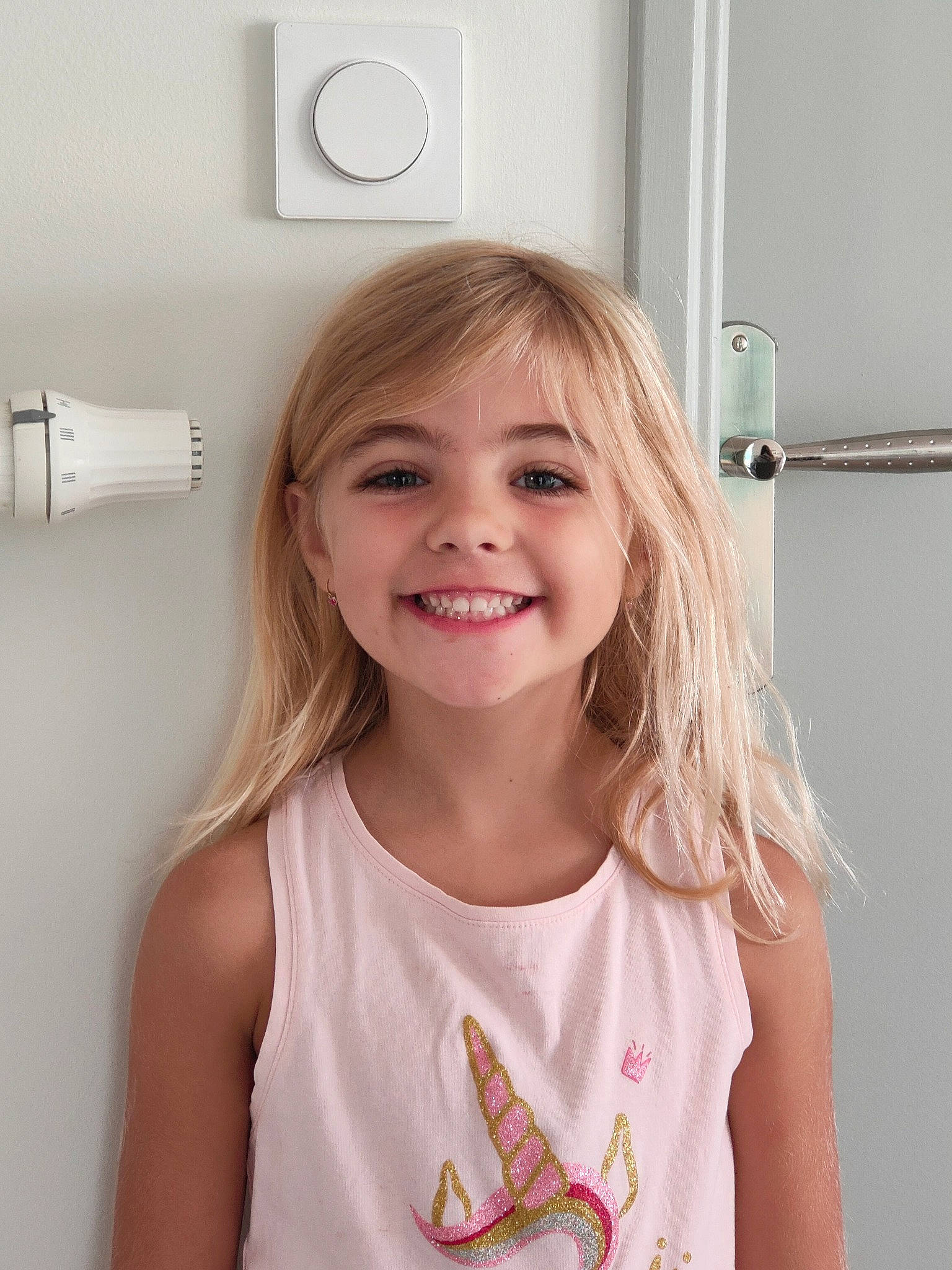 Rose a rejoint le concours — aidez-le/la à gagner de superbes lots ! active_tank, baby_toddler_clothing, cheek, chin, eyebrow, eyelash, face, hairstyle, happy, head, iris, joint, joy, neck, person, product, shoulder, skin, sleeve, smile