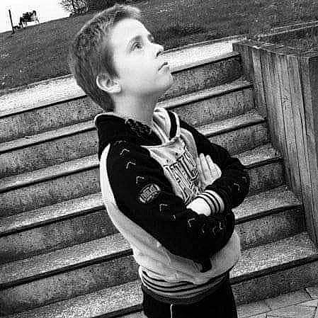 Jason a rejoint le concours — aidez-le/la à gagner de superbes lots ! black, black_and_white, cool, elbow, fashion_accessory, flash_photography, happy, monochrome, monochrome_photography, neck, pattern, person, sitting, sleeve, standing, street, style, t_shirt, tints_and_shades, tree