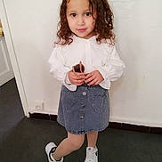 Manel participe au concours pour gagner de l'argent avec cette photo : brownhair, child, clothing, dress, face, female, footwear, girl, hair, head, jeans, longsleeve, pants, person, photography, portrait, shoe, shorts, skirt, sleeve
