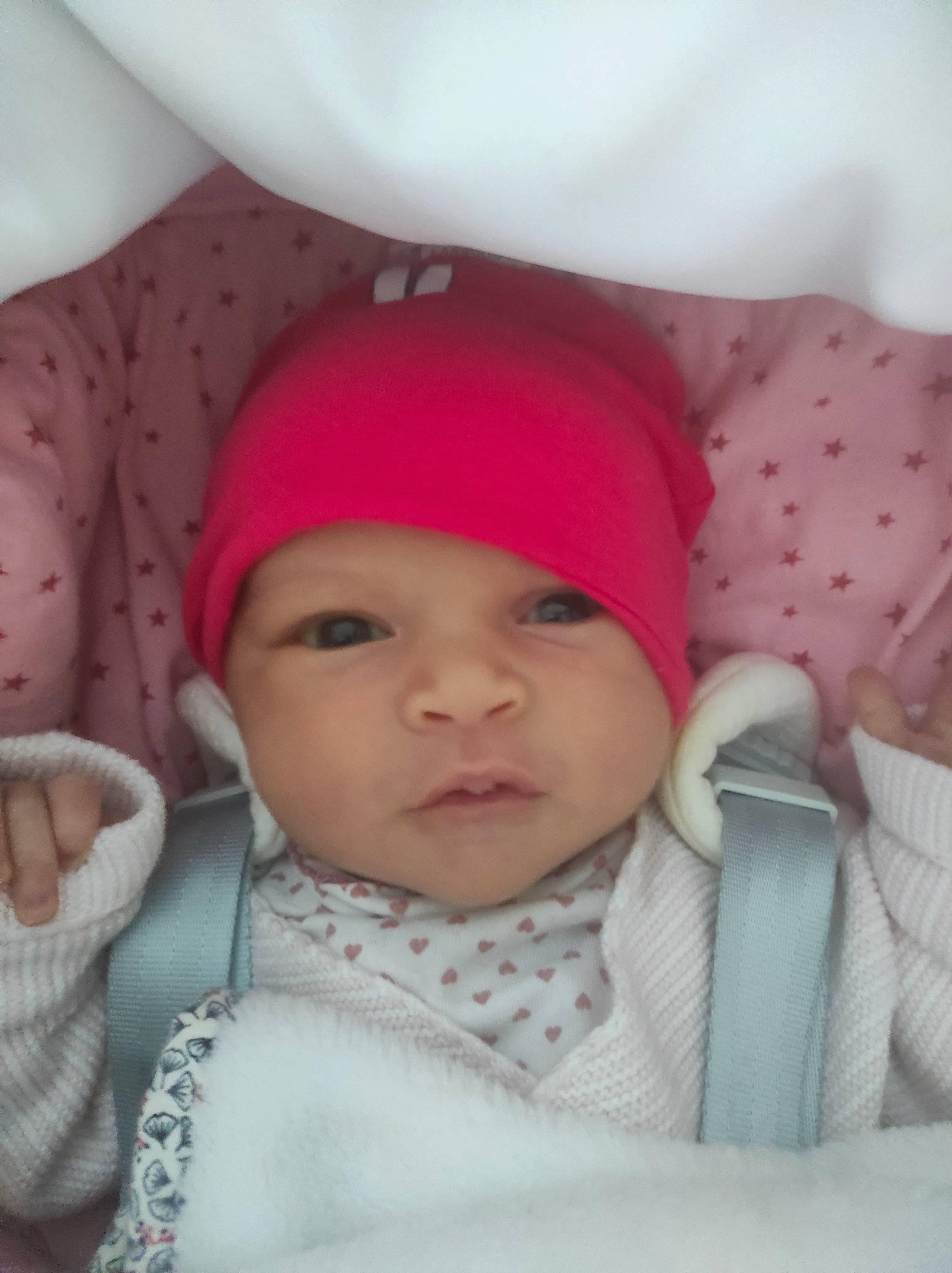 Alhoy participe au concours pour gagner de l'argent avec cette photo : baby, baby_toddler_clothing, cap, cheek, chin, comfort, face, facial_expression, headgear, headwear, human, lip, mouth, nose, outerwear, person, pink, skin, sleeve, textile