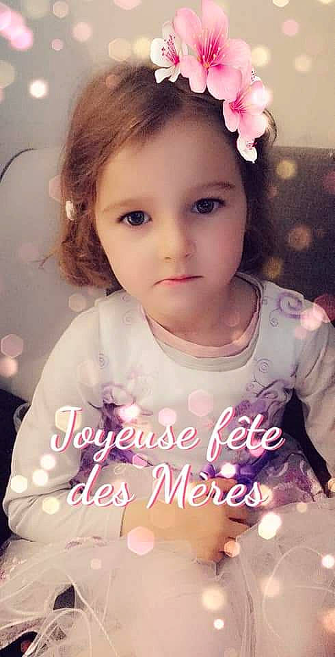 Justine participe au concours pour gagner de l'argent avec cette photo : cheek, child, child_model, daughter, facial_expression, forehead, hair, hair_accessory, happy, person, petal, photo_caption, photography, pink, skin, smile, toddler