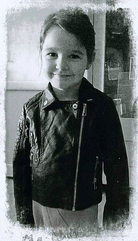 Justine participe au concours pour gagner de l'argent avec cette photo : black_and_white, jacket, joy, lady, leather, leather_jacket, monochrome, outerwear, person, photograph, photography, portrait, retro_style, smile, standing, style, textile, top, vintage_clothing