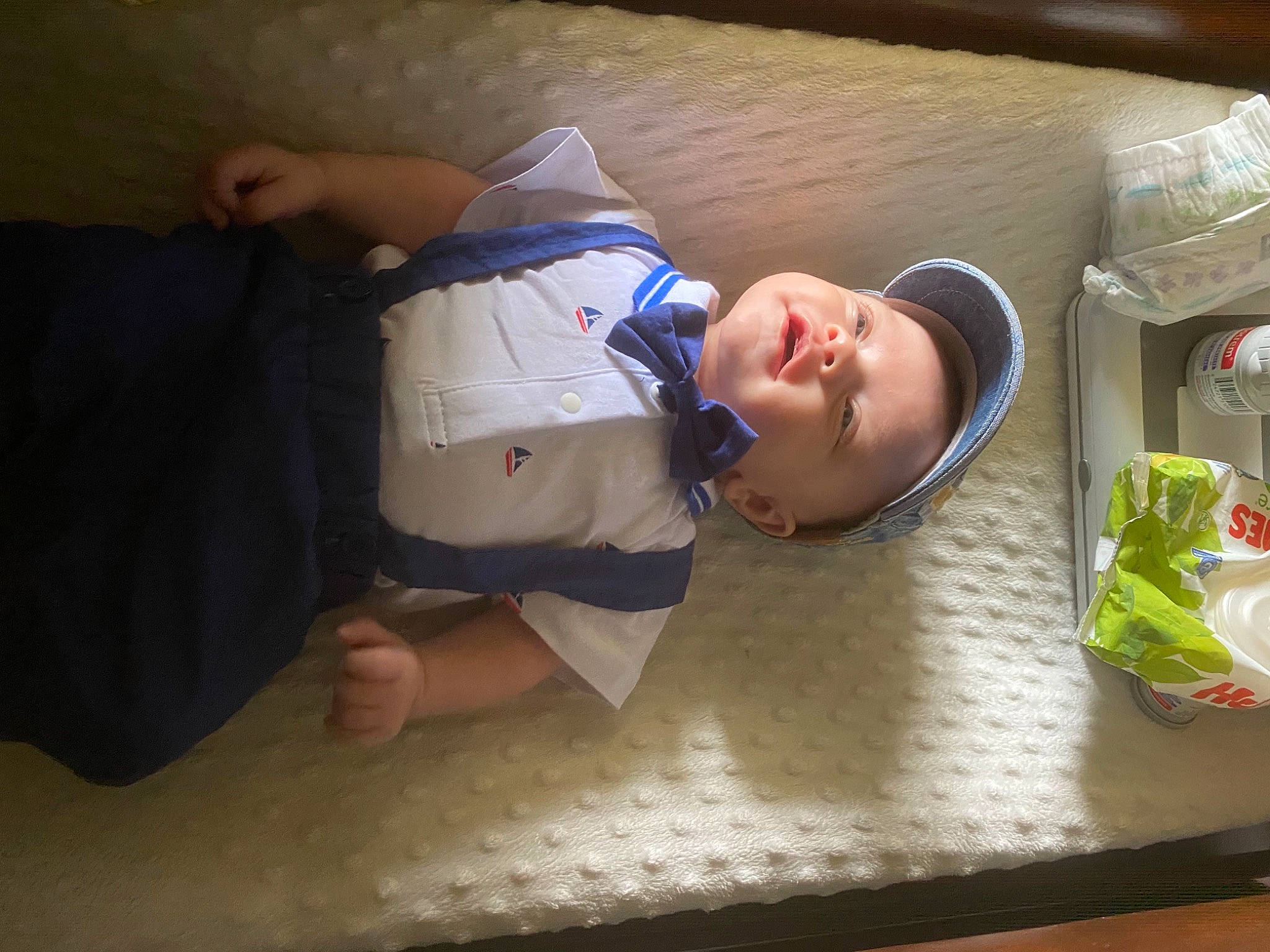 Caleb a rejoint le concours — aidez-le/la à gagner de superbes lots ! baby, baby_toddler_clothing, child, comfort, elbow, flooring, fun, happy, hat, knee, leisure, mouth, person, play, room, sitting, sleeve, smile, t_shirt, toddler