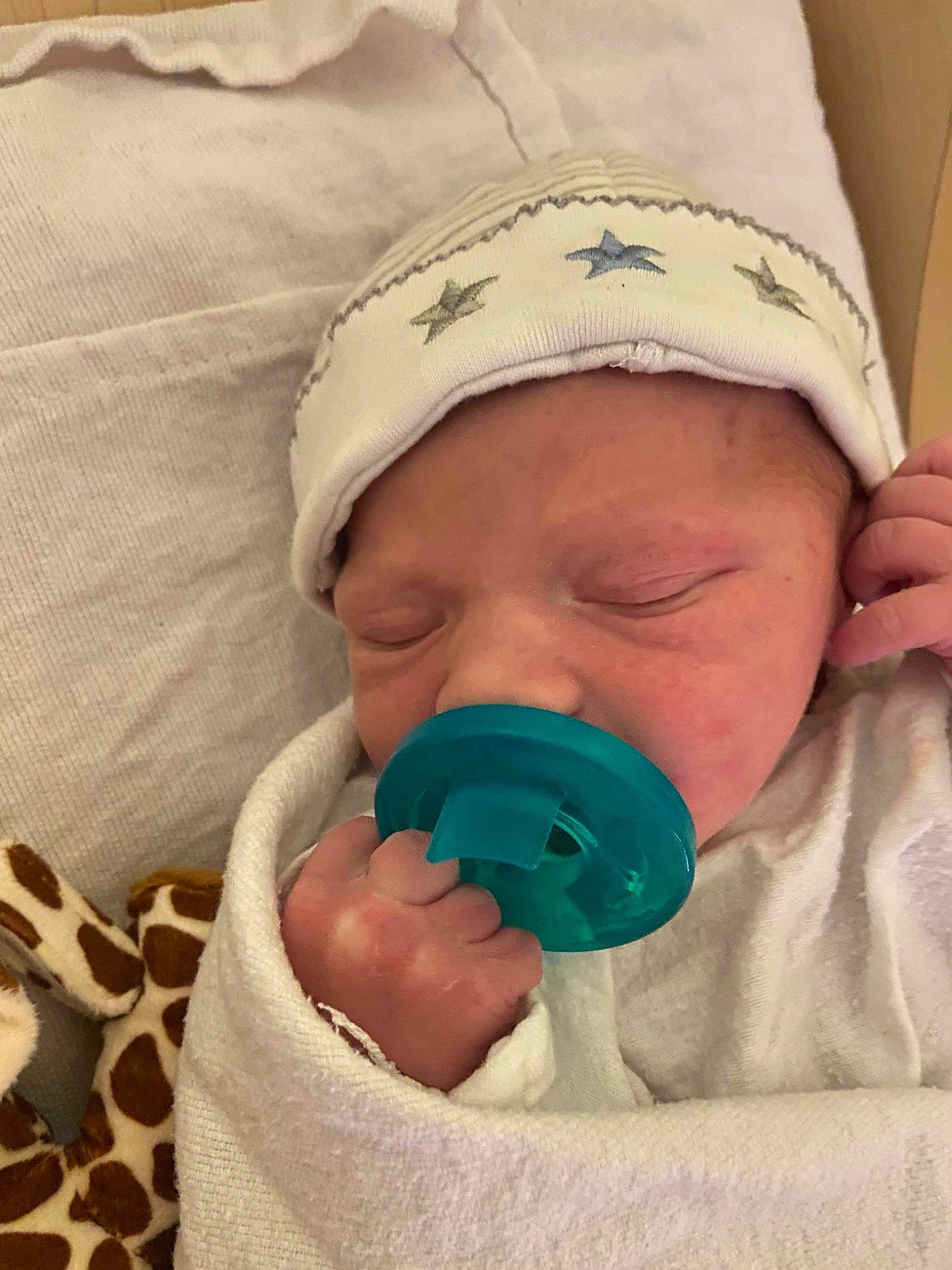 Caleb participe au concours pour gagner de l'argent avec cette photo : baby, baby_products, baby_safety, baby_sleeping, baby_toddler_clothing, cap, cheek, child, comfort, drinkware, eyelash, face, head, linens, mouth, nose, person, skin, thumb, toddler