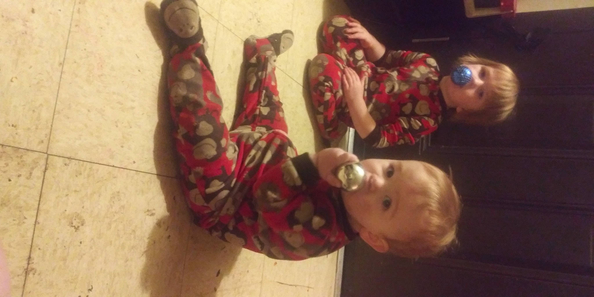 Memphis is registered to the contest to win money with this photo: carmine, child, fawn, finger, flesh, fun, fur, happy, mammal, mouth, pattern, person, plant, room, selfie, smile, sunglasses, textile, tree, vertebrate