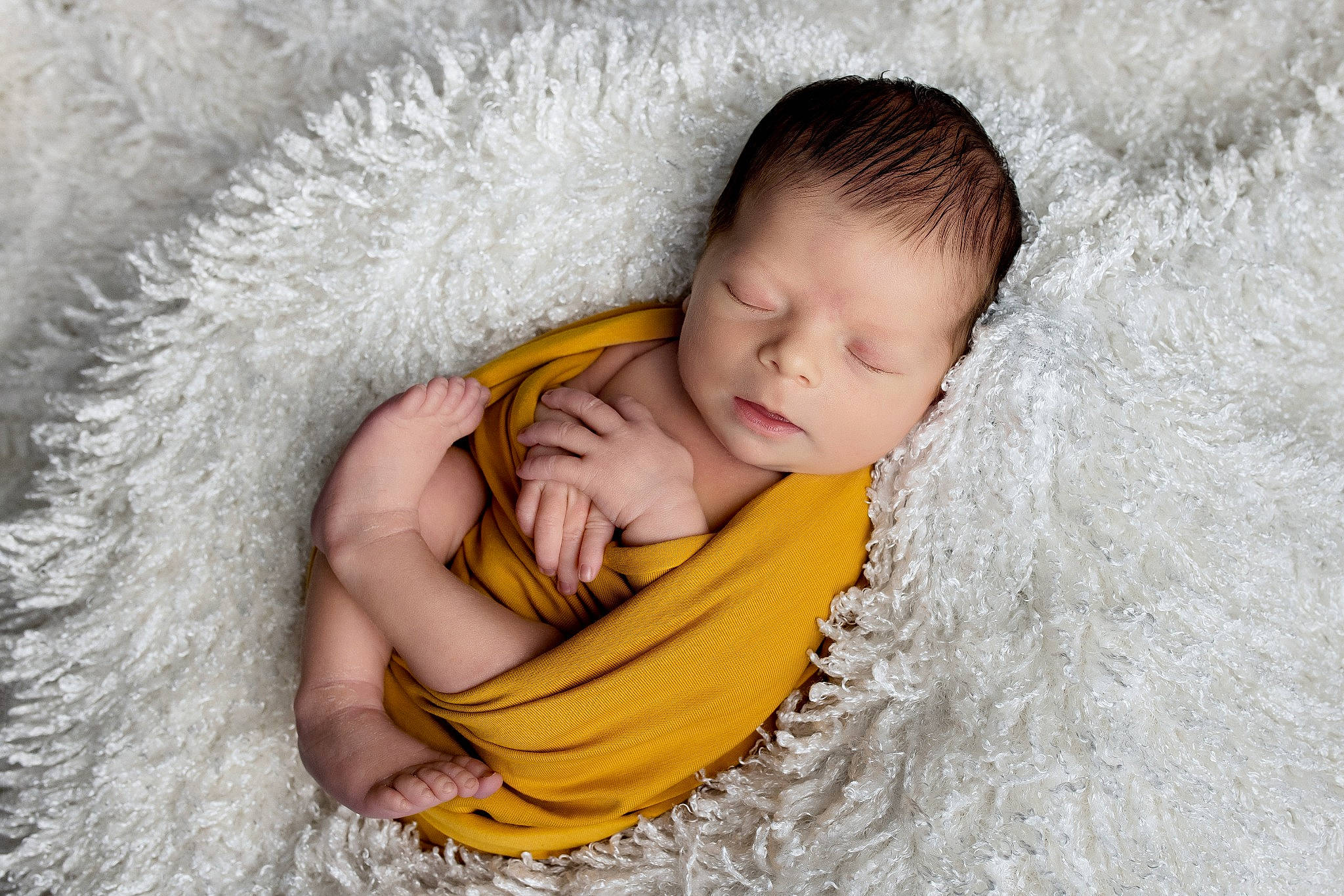 Lino participe au concours pour gagner de l'argent avec cette photo : baby, baby_sleeping, baby_toddler_clothing, bedtime, child, close_up, comfort, couch, eye, face, fur, gesture, grass, grey, happy, head, linens, person, skin, textile