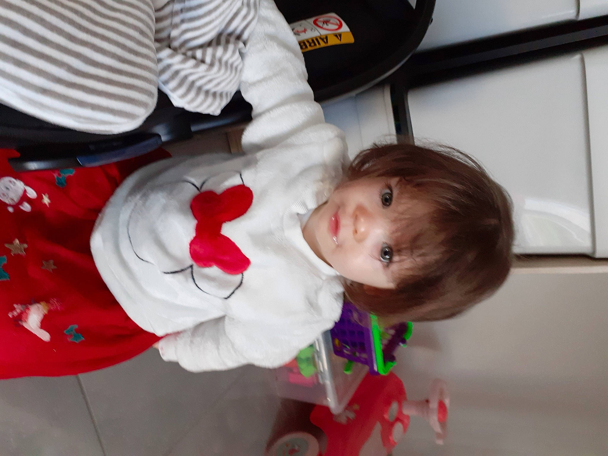 Louise a rejoint le concours — aidez-le/la à gagner de superbes lots ! baby, baby_carriage, baby_products, baby_safety, baby_toddler_clothing, baby_toys, carmine, child, event, fun, happy, person, room, sitting, toddler, wheel, wood