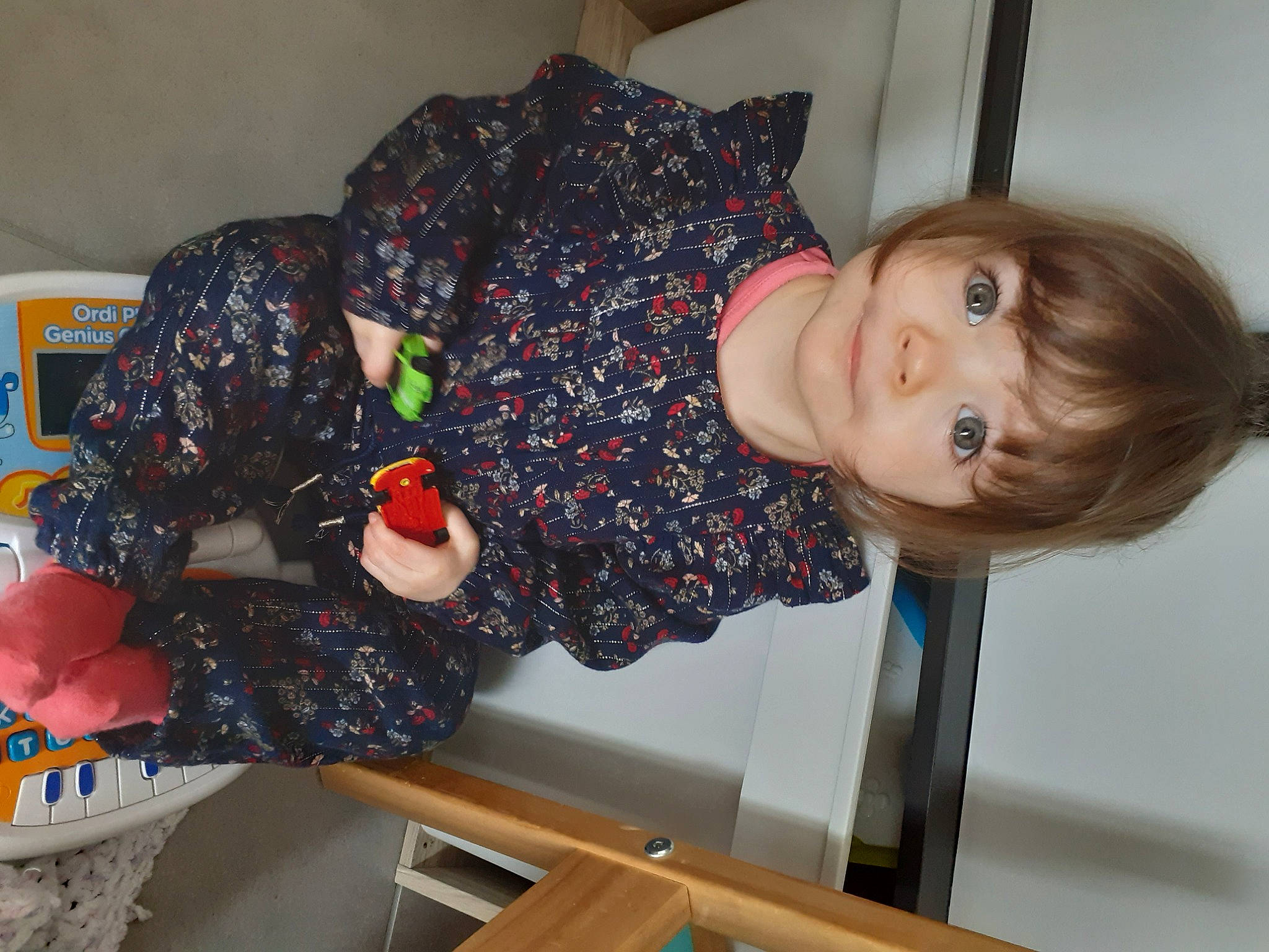 Louise a rejoint le concours — aidez-le/la à gagner de superbes lots ! baby_toddler_clothing, child, comfort, fun, mammal, pattern, person, play, room, sleeve, t_shirt, textile, toddler, wood