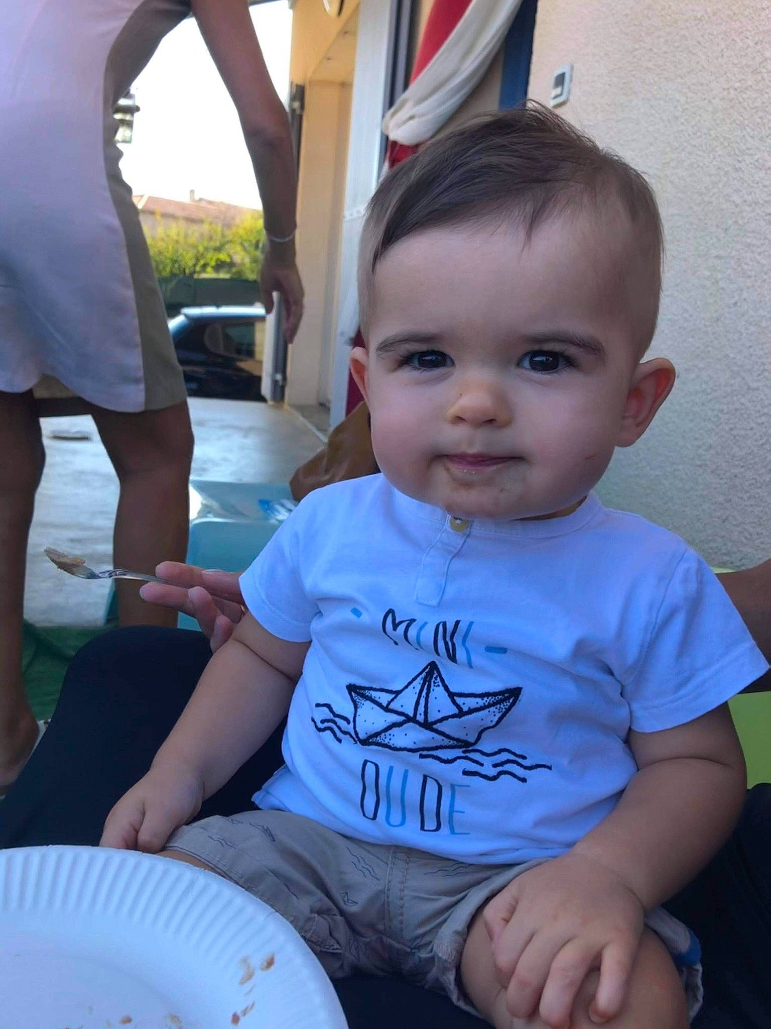 Kaïs a rejoint le concours — aidez-le/la à gagner de superbes lots ! baby, baby_toddler_clothing, child, dishware, ear, lap, leg, person, plate, platter, porcelain, toddler