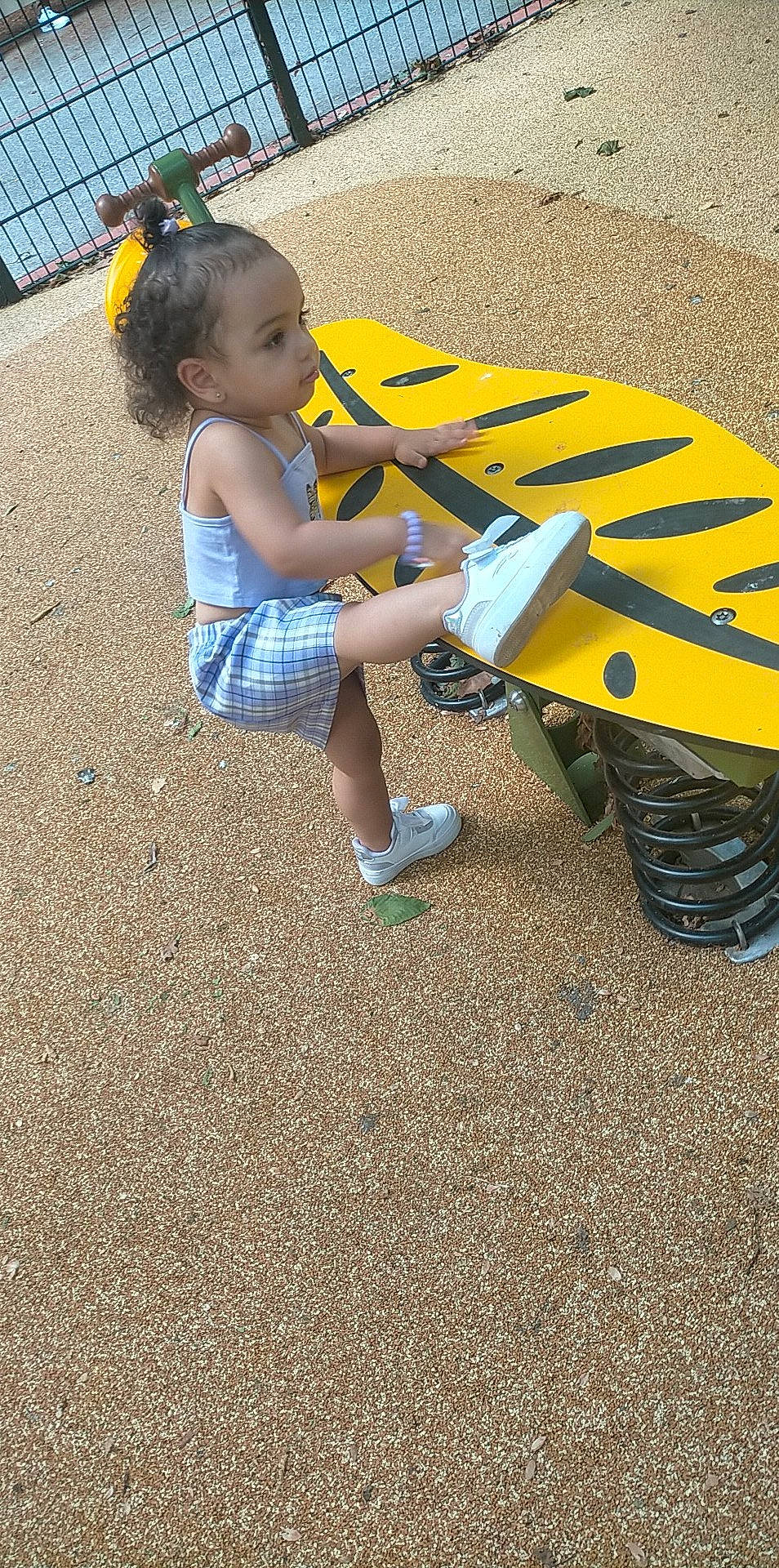 Lilia a rejoint le concours — aidez-le/la à gagner de superbes lots ! asphalt, automotive_exterior, automotive_tire, automotive_wheel_system, city, clothing, fun, grass, leg, leisure, motor_vehicle, person, recreation, road_surface, sitting, soil, tire, toddler, vehicle, wheel