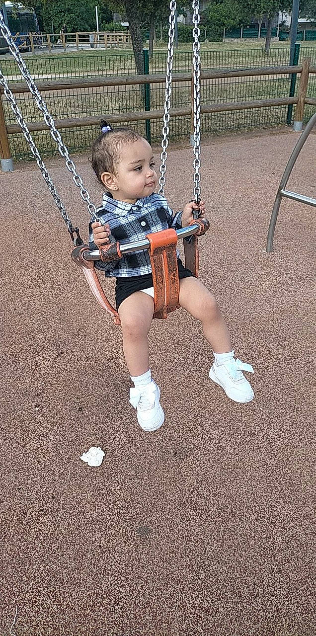 Lilia a rejoint le concours — aidez-le/la à gagner de superbes lots ! arm, baby, child, city, electric_blue, face, fun, grass, happy, human_body, leisure, outdoor_play_equipment, person, playground, recreation, shorts, sleeve, swing, toddler, tree