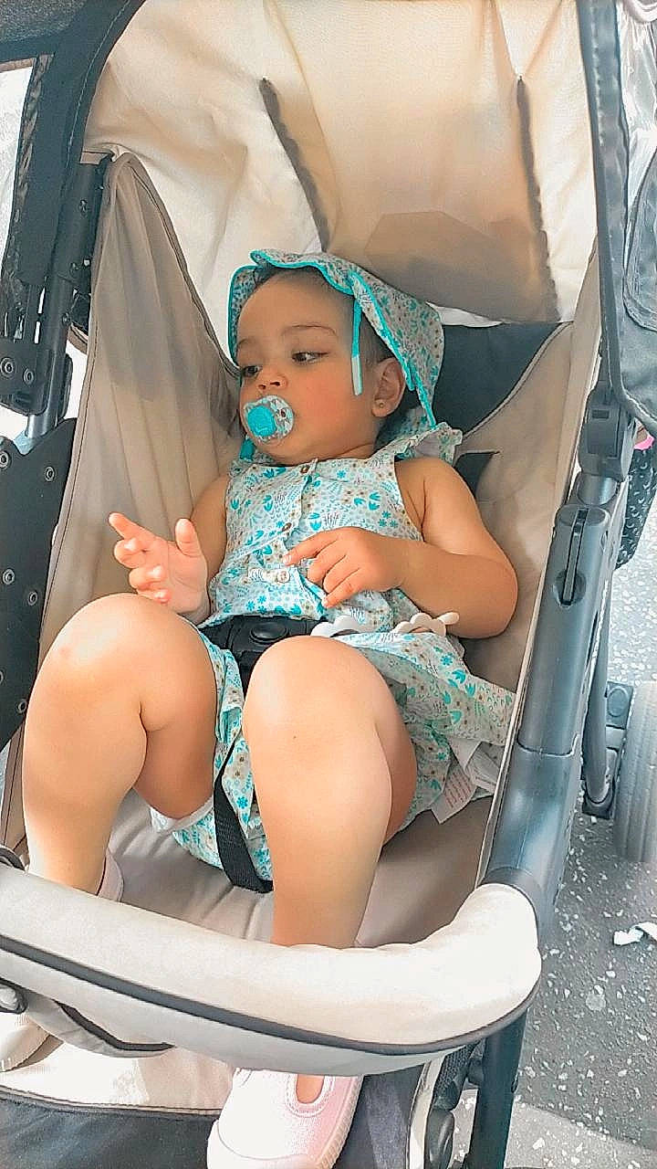 Lilia participe au concours pour gagner de l'argent avec cette photo : baby, baby_carriage, baby_products, beauty, chair, child, comfort, electric_blue, fun, human_leg, lap, leg, leisure, outdoor_furniture, person, product, recreation, sitting, thigh, toddler
