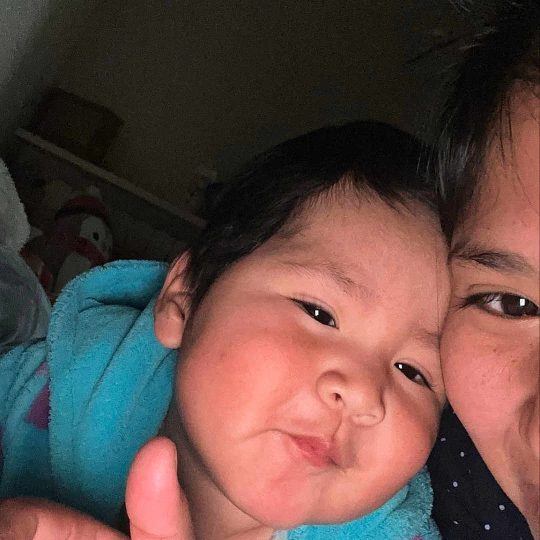 Aissac Flores Vargas a rejoint le concours — aidez-le/la à gagner de superbes lots ! adult, blue, child, closeup, cozy, face, family, hand, happy, indoor, intimate, love, person, portrait, purple, robe, skin, smile, toddler, warm