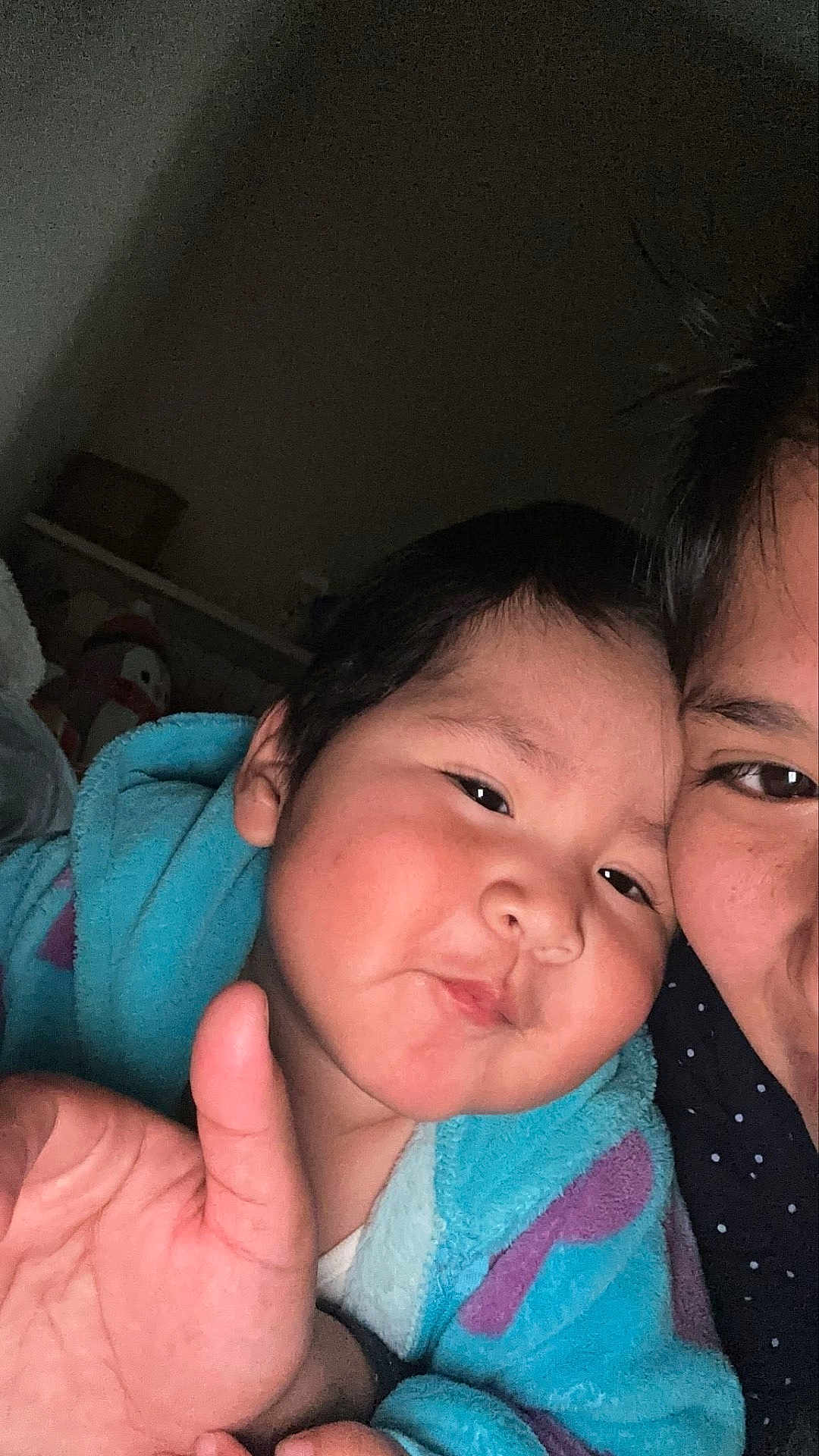 Aissac Flores Vargas a rejoint le concours — aidez-le/la à gagner de superbes lots ! child, toddler, adult, face, smile, robe, blue, purple, skin, hand, closeup, indoor, cozy, intimate, warm, person, portrait, happy, family, love