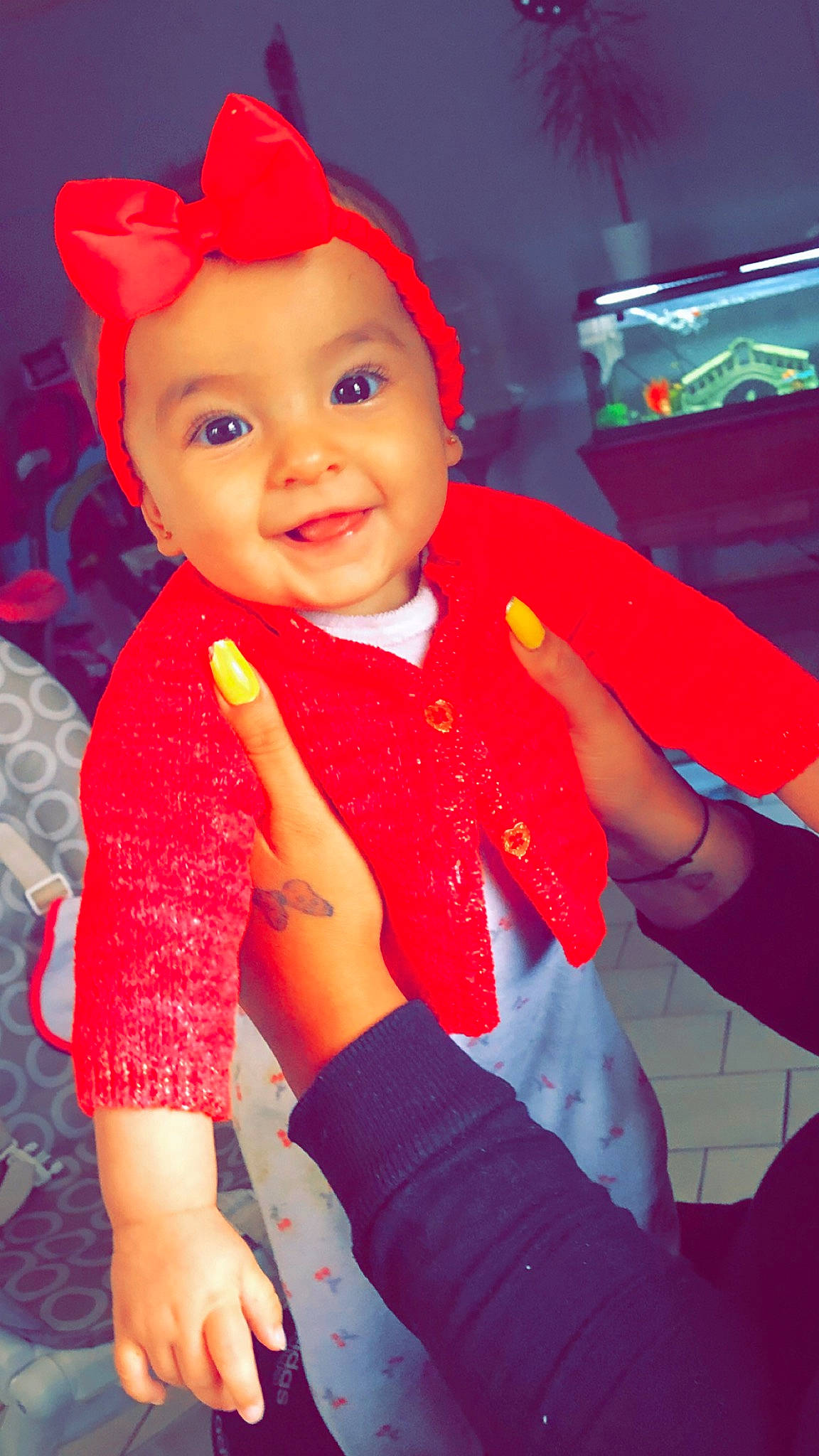 Kelsy participe au concours pour gagner de l'argent avec cette photo : child, finger, headwear, joy, person, red, smile, toddler