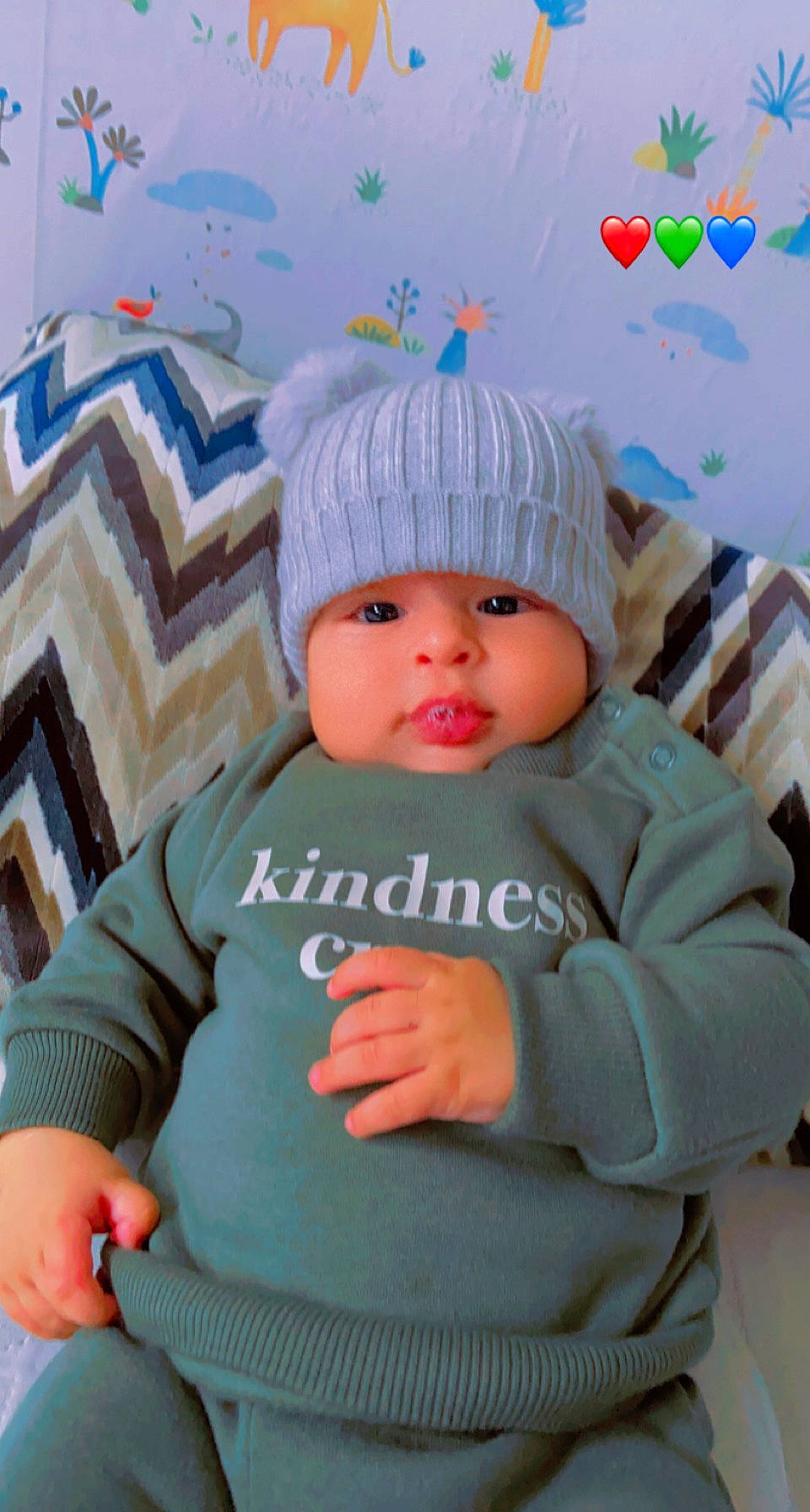 Ayoub a rejoint le concours — aidez-le/la à gagner de superbes lots ! baby, baby_toddler_clothing, beanie, cap, child, clothing, fashion_accessory, fun, happy, hat, headgear, headwear, knit_cap, outerwear, pattern, person, pink, sleeve, toddler, wheel