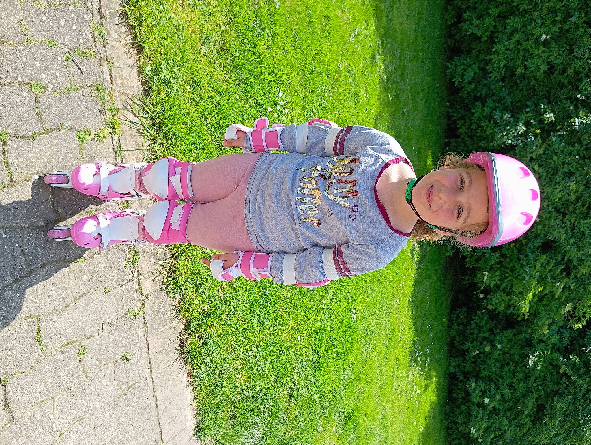 Arwen participe au concours pour gagner de l'argent avec cette photo : baby, baby_toddler_clothing, clothing, fun, garden, grass, grass_family, grassland, green, groundcover, happy, hat, headwear, joy, lawn, leisure, magenta, people_in_nature, person, pink