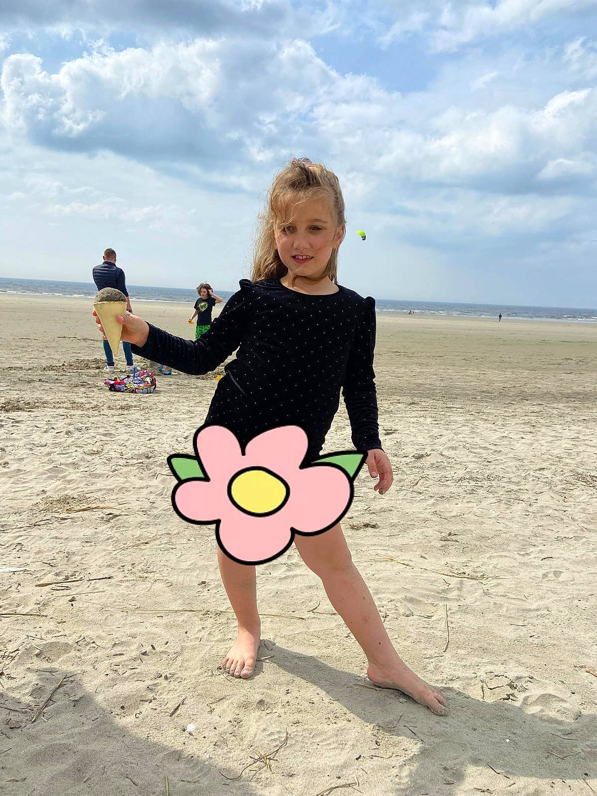 Arwen a rejoint le concours — aidez-le/la à gagner de superbes lots ! barefoot, beach, blurred, cloud, fun, gesture, happy, human_leg, joy, landscape, leg, leisure, people_in_nature, people_on_beach, person, recreation, sand, shore, sky, standing