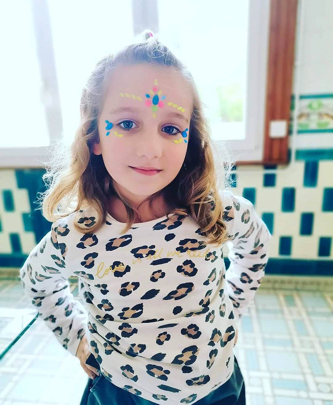 Arwen a rejoint le concours — aidez-le/la à gagner de superbes lots ! blond, child, denim, electric_blue, eyelash, fashion_accessory, fashion_design, flooring, fun, happy, leggings, leisure, outerwear, pattern, person, sleeve, smile, sportswear, t_shirt, toddler