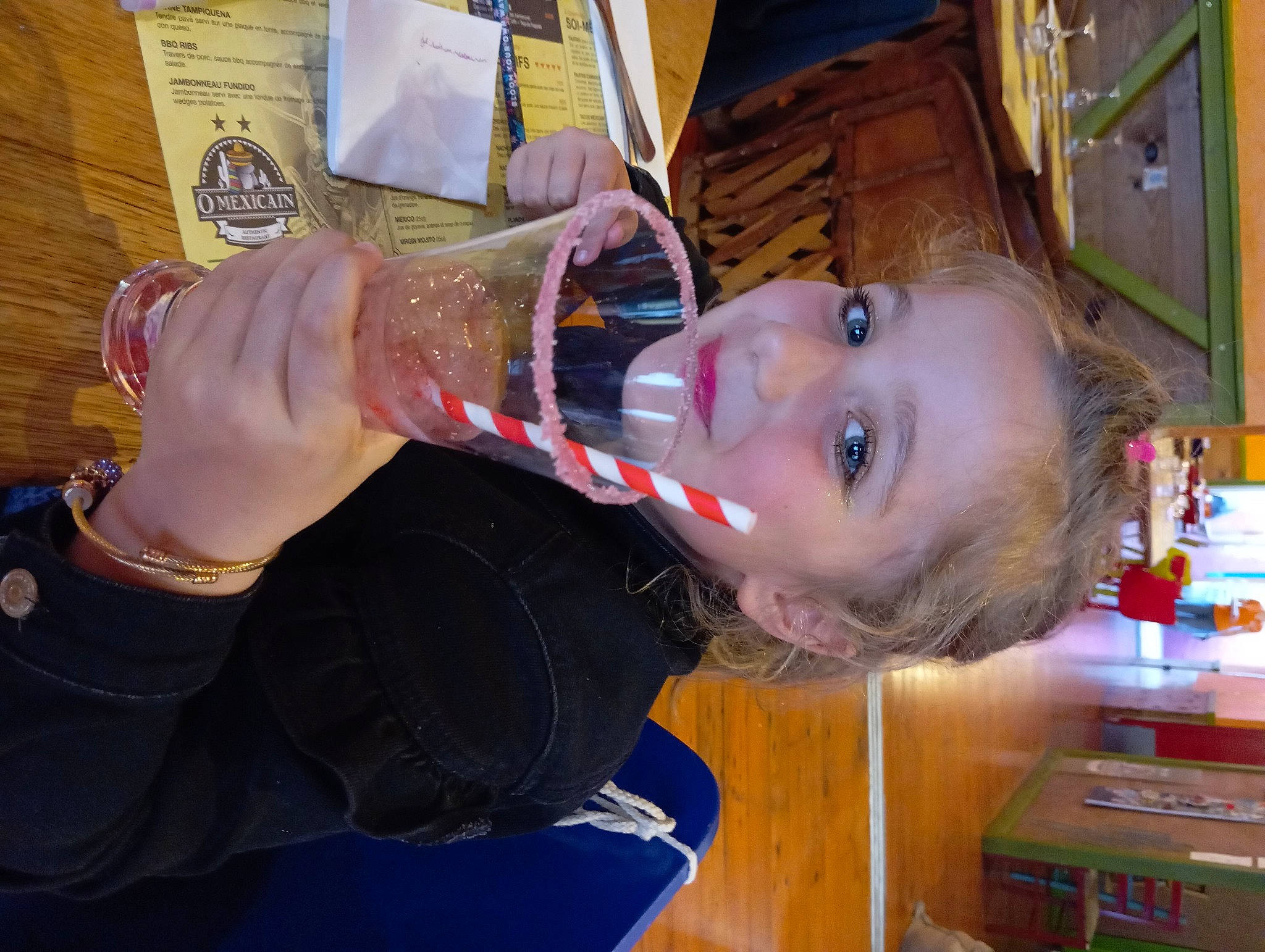Arwen participe au concours pour gagner de l'argent avec cette photo : barware, child, distilled_beverage, drink, drinking, drinkware, fun, glass, happy, joy, leisure, mouth, nail, person, toddler, wood