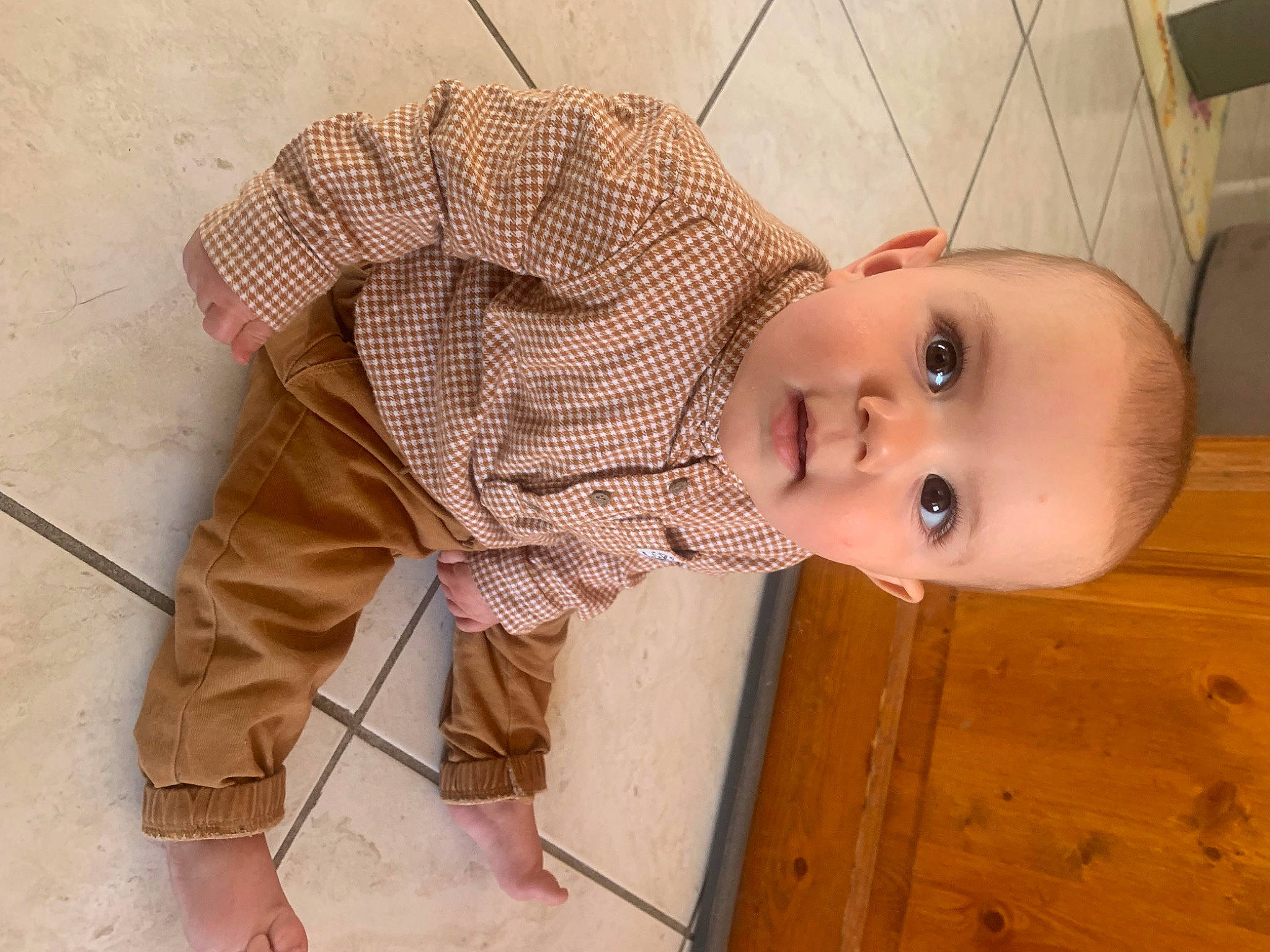 Gabriel a rejoint le concours — aidez-le/la à gagner de superbes lots ! baby, baby_toddler_clothing, cheek, child, dress, eye, floor, flooring, hardwood, headgear, human_body, lip, mouth, nose, person, skin, sleeve, smile, toddler, window