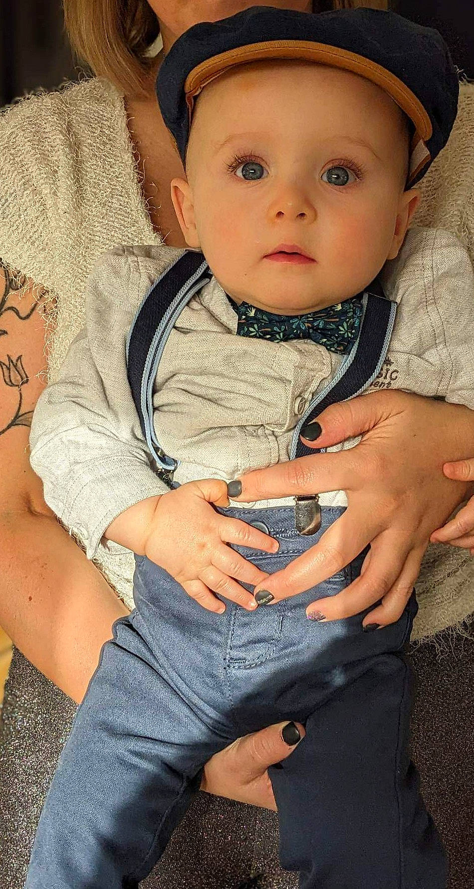 Augustin a rejoint le concours — aidez-le/la à gagner de superbes lots ! baby, baby_toddler_clothing, cheek, child, comfort, cool, eye, face, finger, flash_photography, gesture, hand, headwear, human, iris, lip, mammal, organ, person, skin