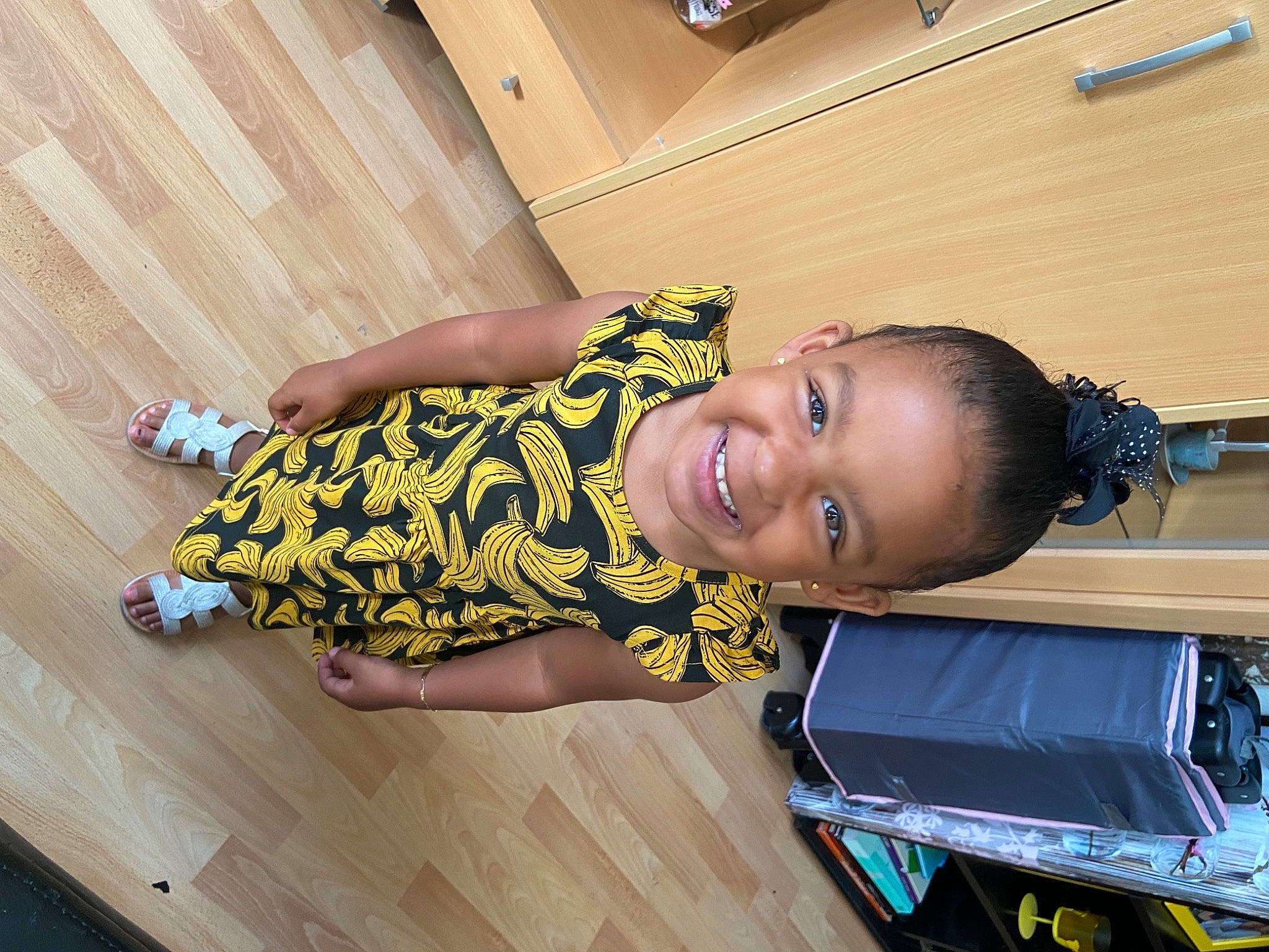 Julyana participe au concours pour gagner de l'argent avec cette photo : automotive_exterior, baby_toddler_clothing, bumper, child, dress, flooring, fun, happy, hardwood, house, joy, leisure, motor_vehicle, pattern, person, smile, t_shirt, thigh, toddler, vehicle_door